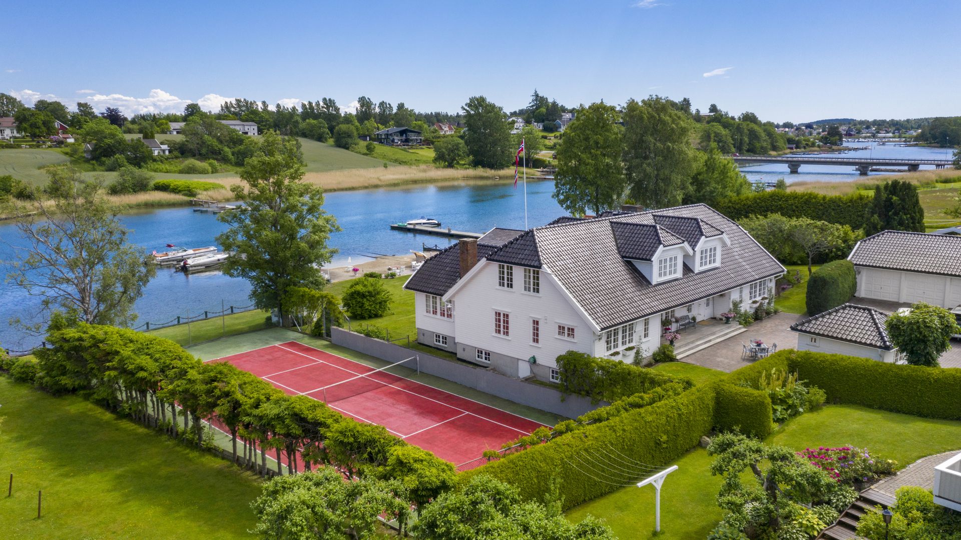 Langs nordsiden av boligen er det etablert en inngjerdet og godt skjermet tennisbane.

. Bilde nummer 2 av 3