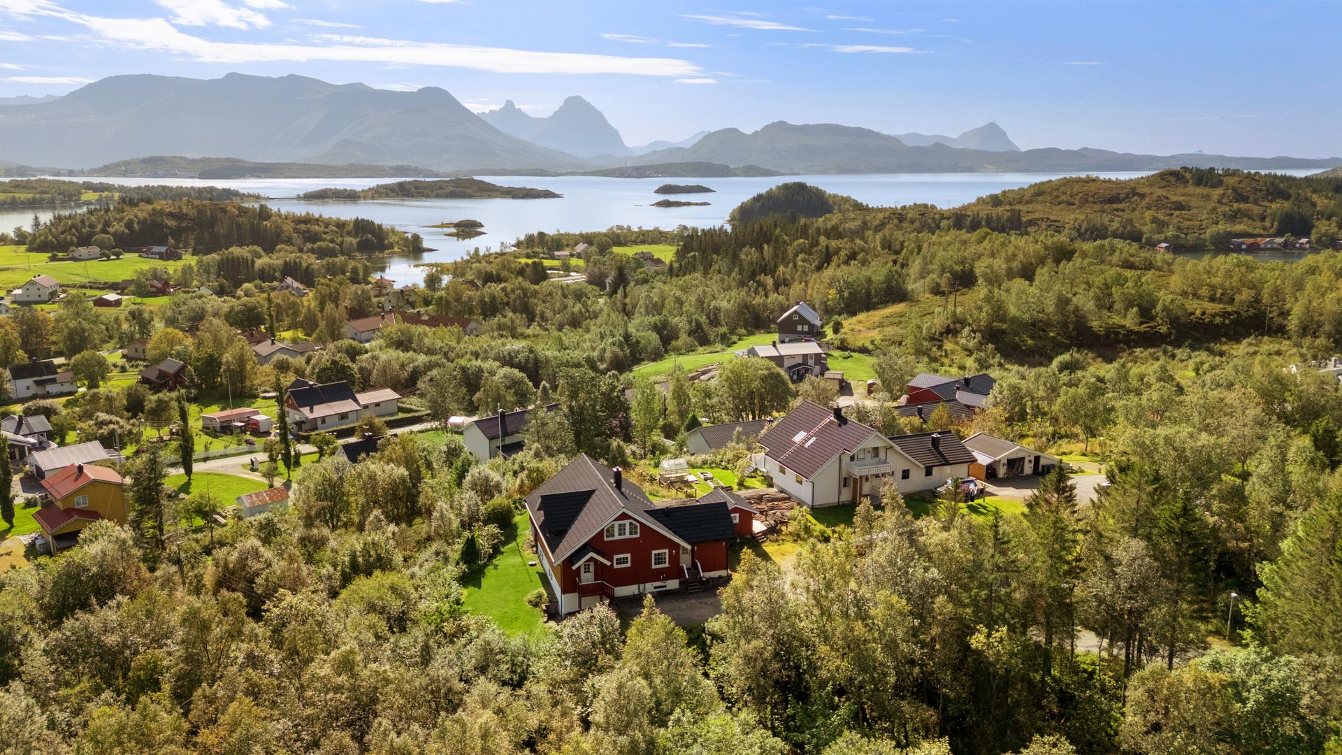 Landlig og idyllisk beliggenhet på flott utsiktstomt - sentralt og attraktivt på Engavågen.. Bilde nummer 2 av 3