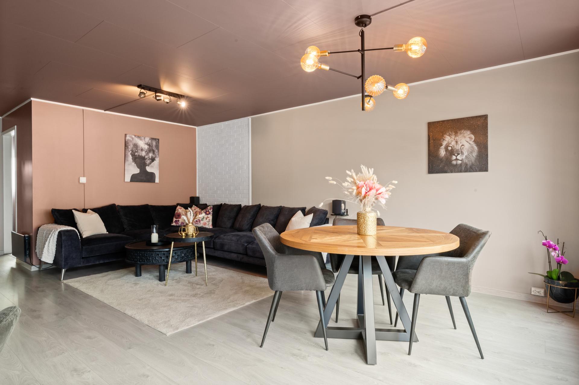 Stuen har god plass til både en romslig sofagruppe og spisebord.

. Bilde nummer 2 av 3