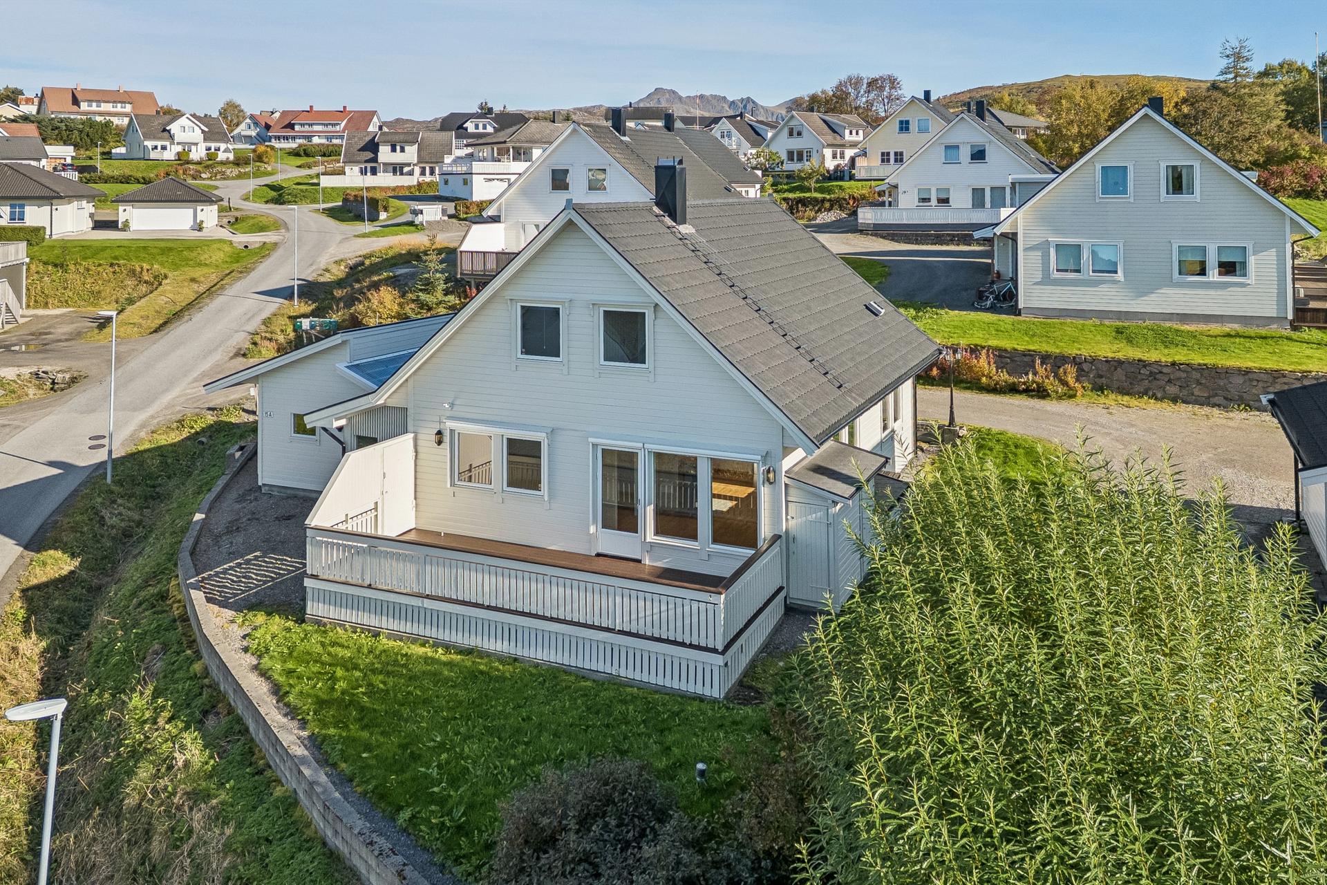Enebolig fra 2006 over to plan med integrert garasje og romslig, vestvendt terrasse.. Bilde nummer 2 av 3