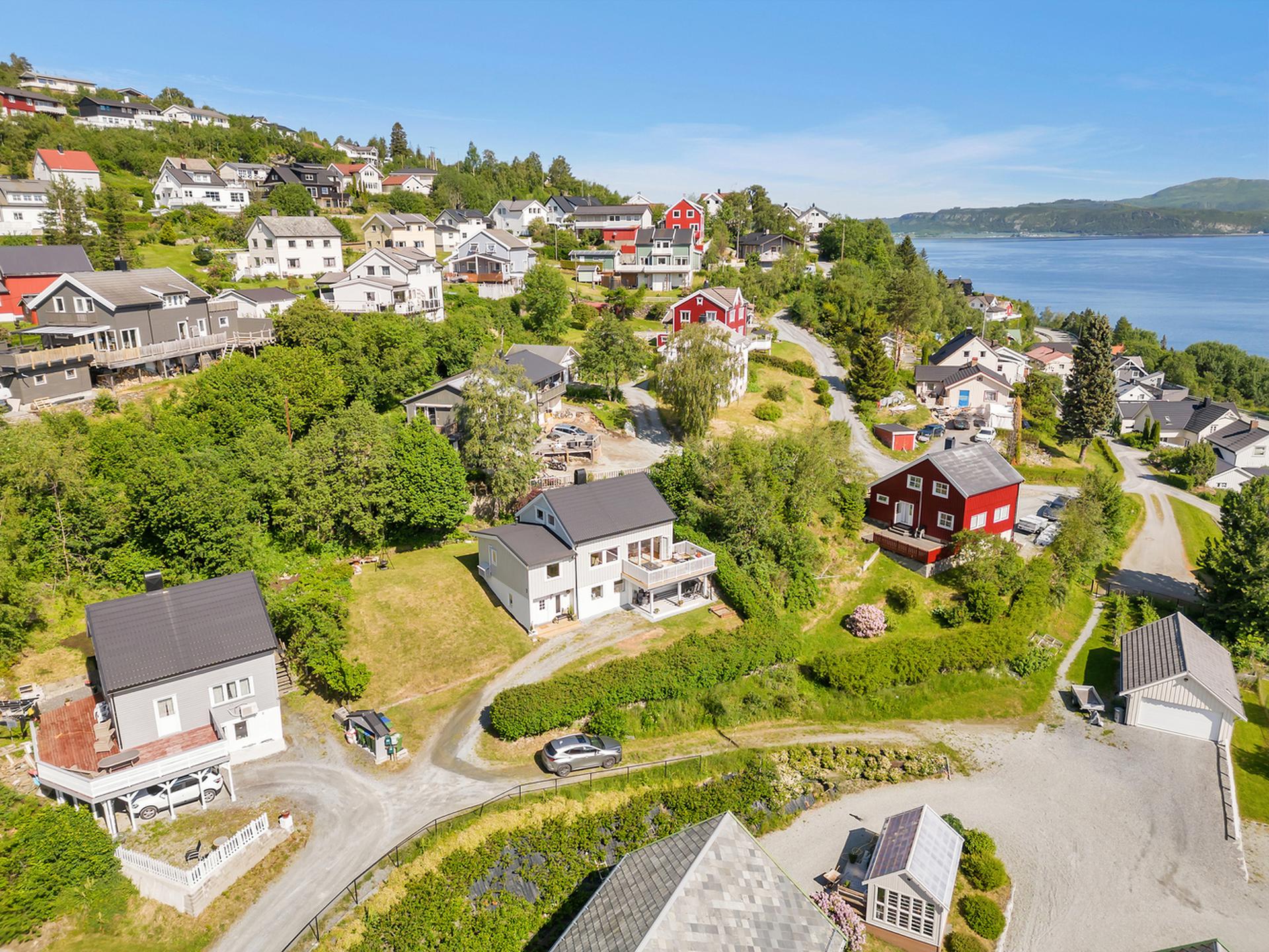 Eiendommen ligger fint til i populære Grønberg, i et rolig og veletablert boområde.. Bilde nummer 3 av 3