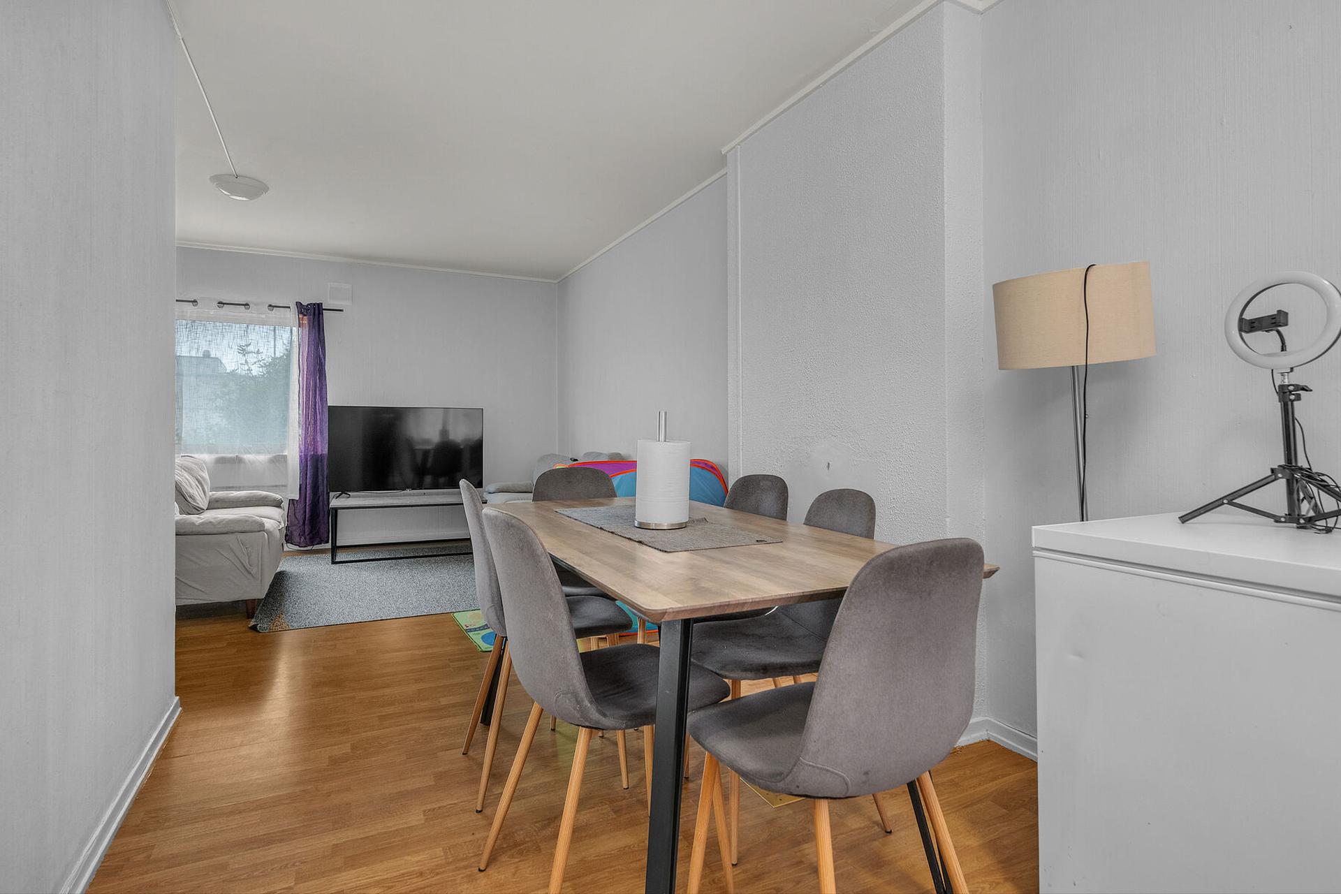 Halvpart av tomannsbolig med mye potensial | Sentral og barnevennlig beliggenhet | 3 soverom | Moderniseringsbehov. Bilde nummer 2 av 3