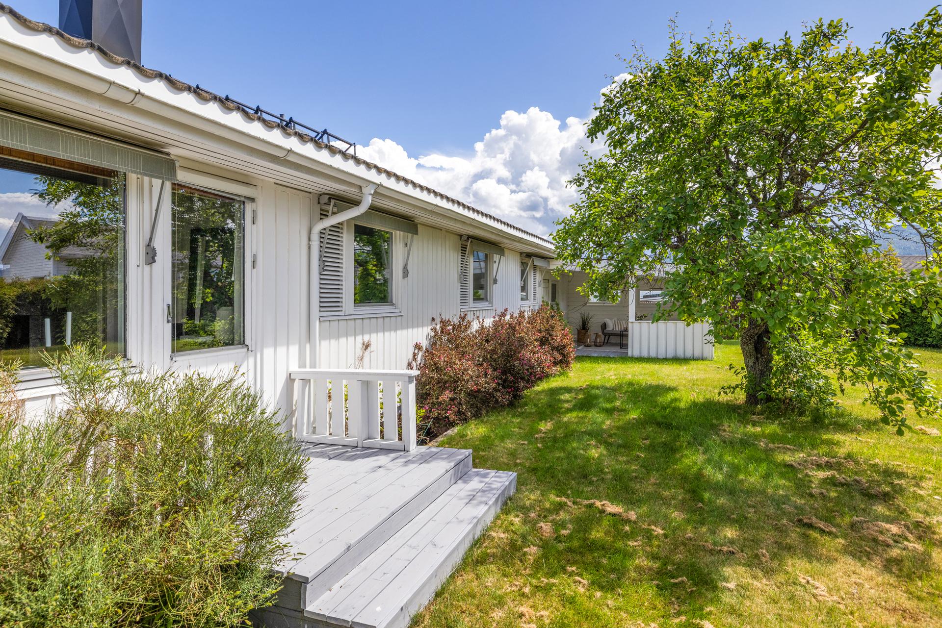 Fra stuen er det enkel adkomst til hagen og uteområdene.. Bilde nummer 3 av 3