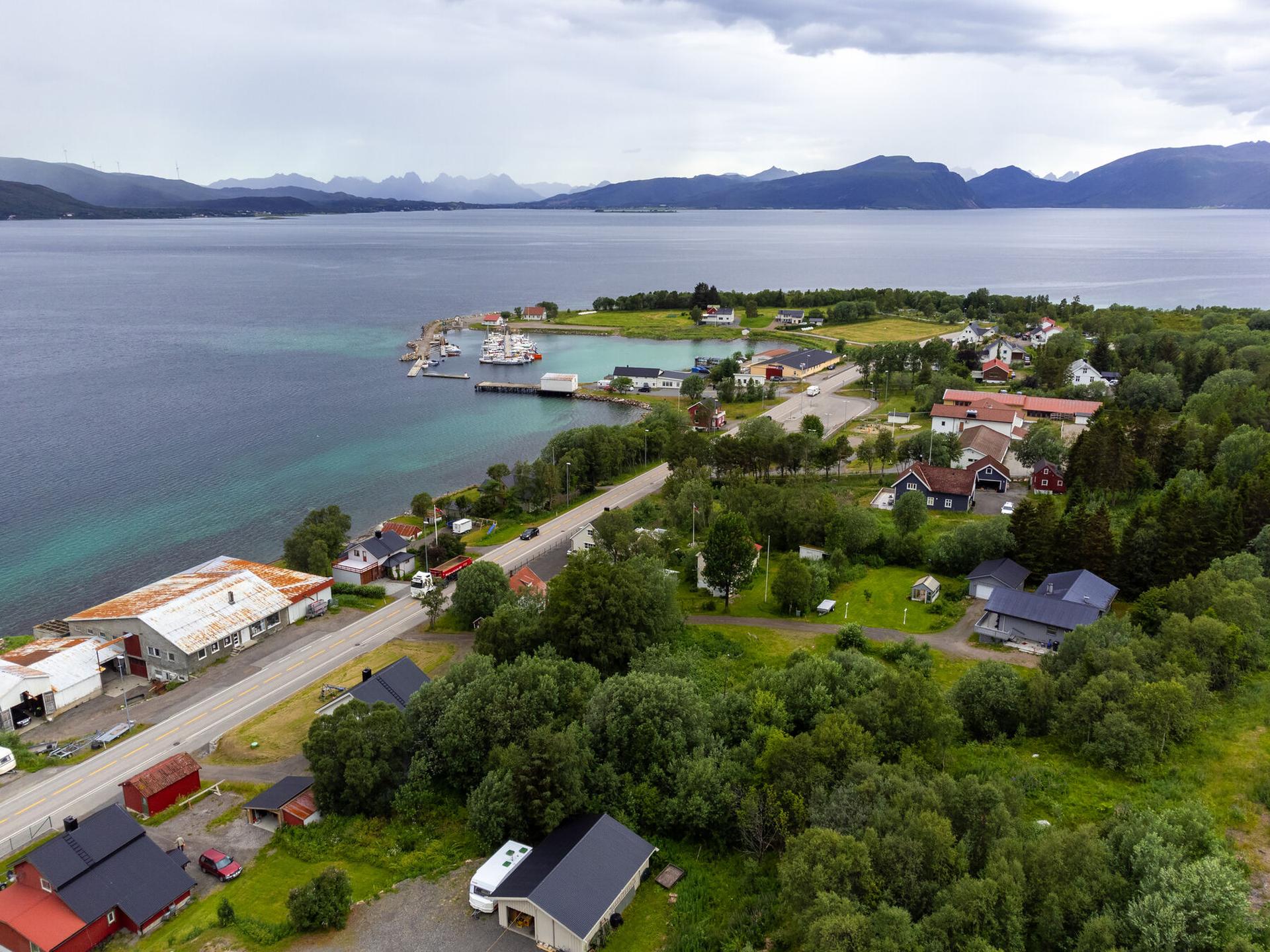 Her kan du bygge bolig i svakt skrående terreng mot sørvest med fine utsiktsforhold og god solgang.. Bilde nummer 3 av 3