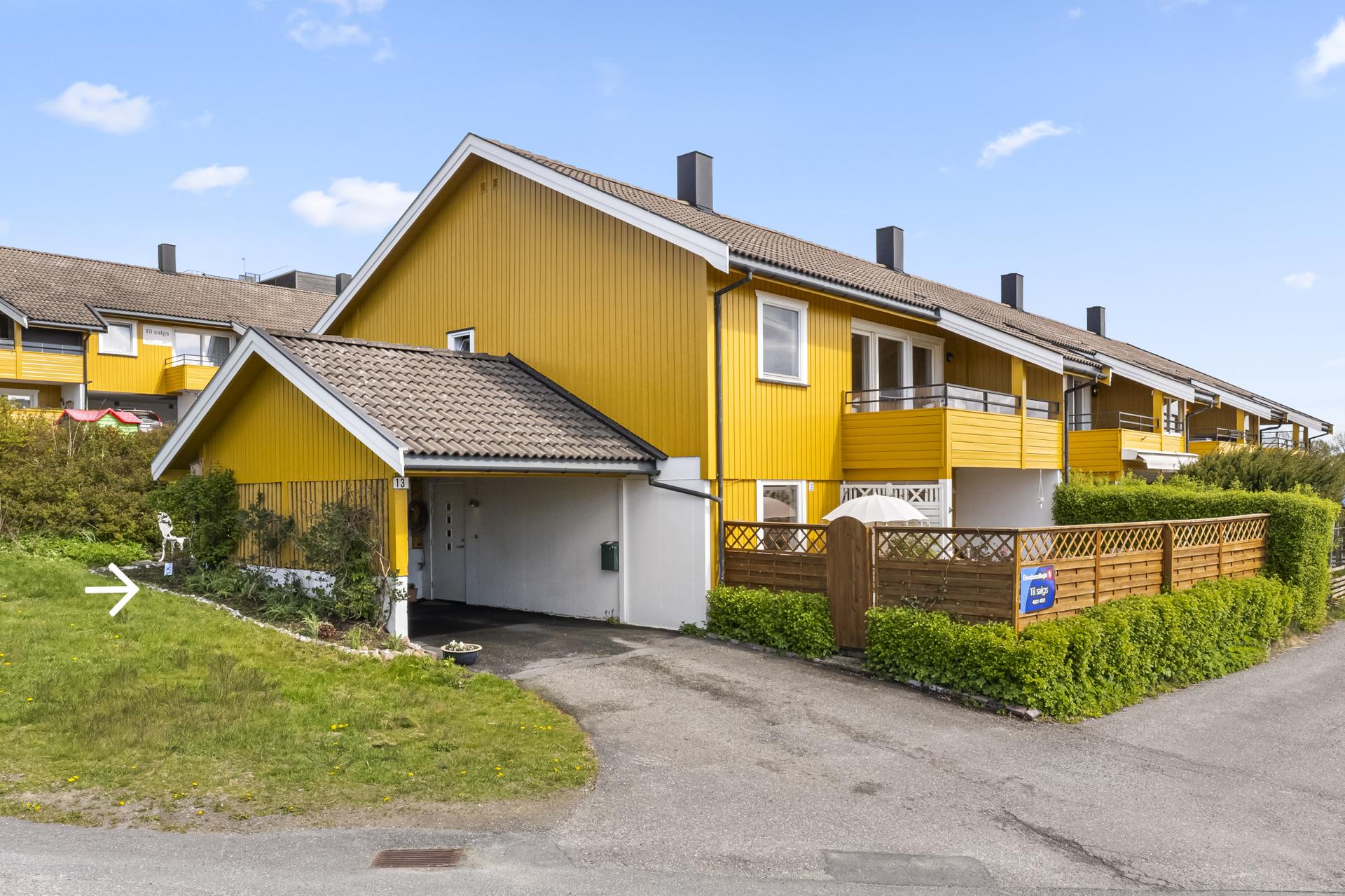 Velkommen til Sauåsen 13 - En innholdsrik andelsleilighet beliggende på enden med stor uteplass/markterrasse og carport tilknyttet til inngangsparti for å nevne noe.. Bilde nummer 1 av 3