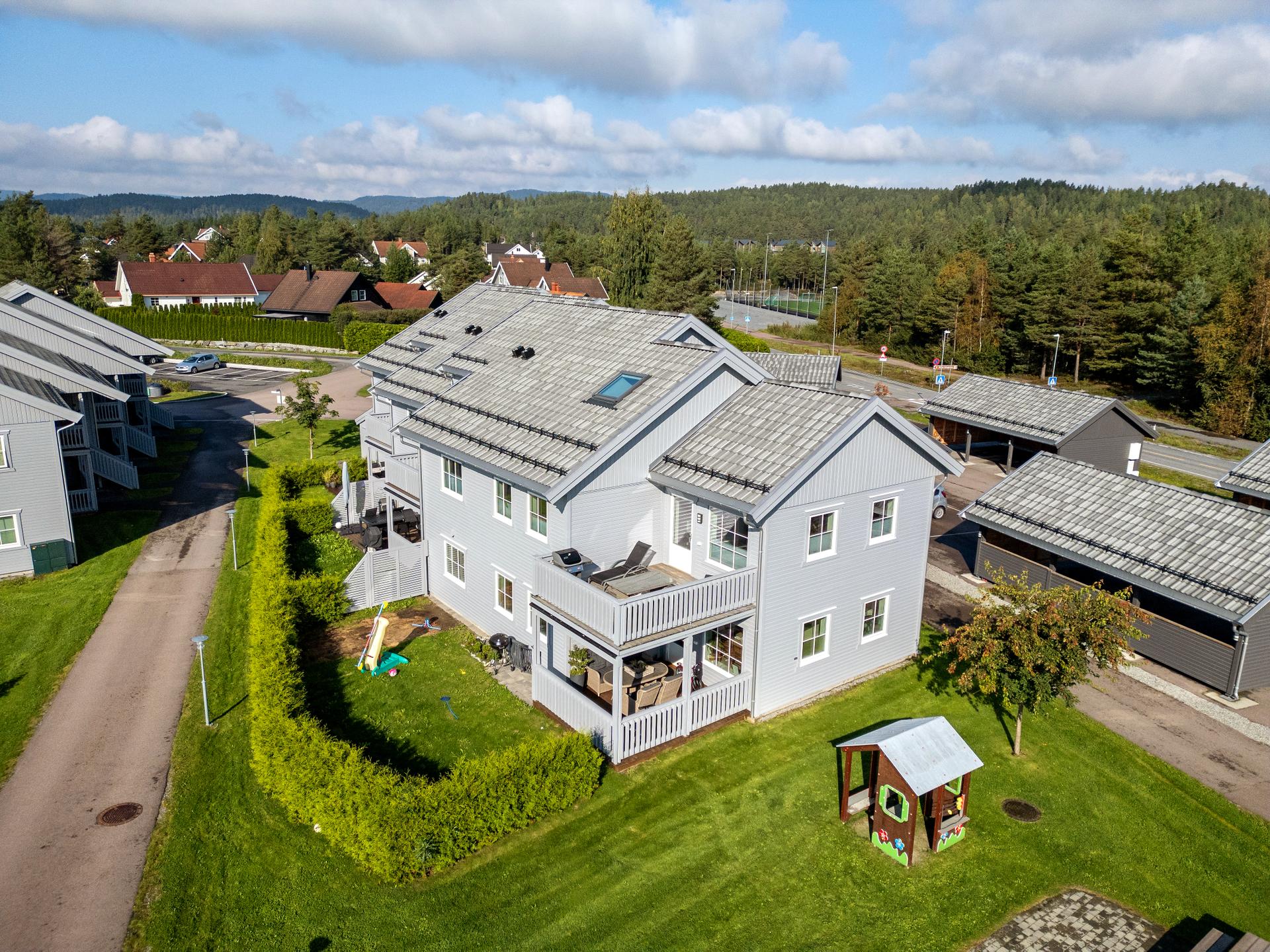 Velkommen til flott leilighet som går over 2 plan. Beliggenhet i et nyere og populært boligfelt på Ormåsen - parkering i carport!. Bilde nummer 2 av 3