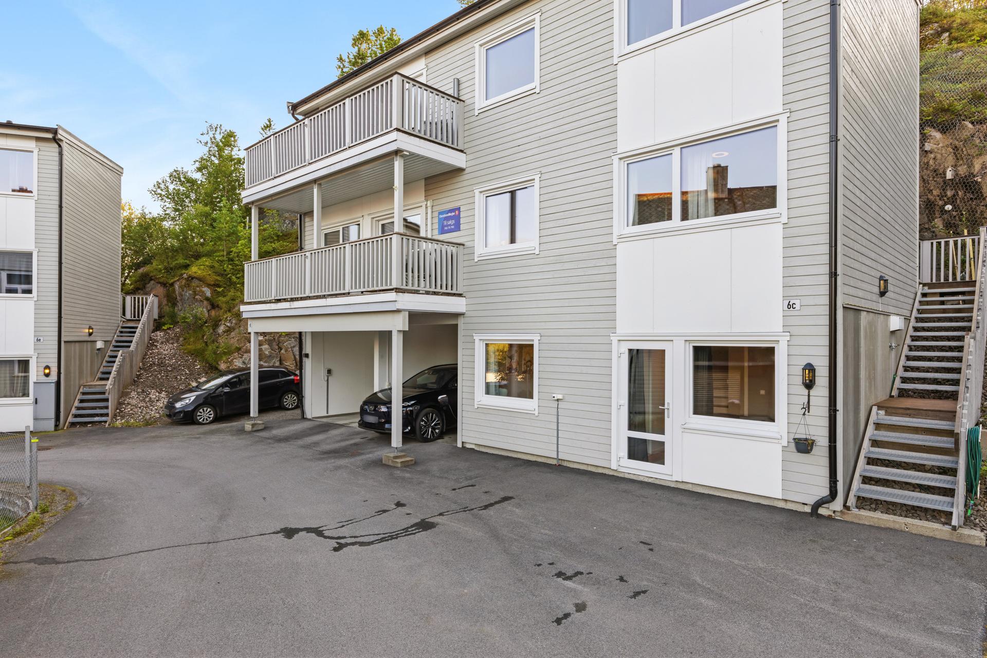 Moderne tomannsbolig fra 2019 over 2 etasjer med parkering i carport og installert elbillader. . Bilde nummer 2 av 3