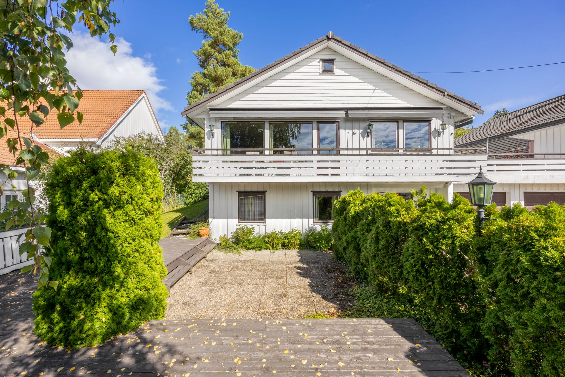 Boligen har en familievennlig planløsning over to plan, med uteplasser og hage på flere sider av eiendommen.. Bilde nummer 3 av 3