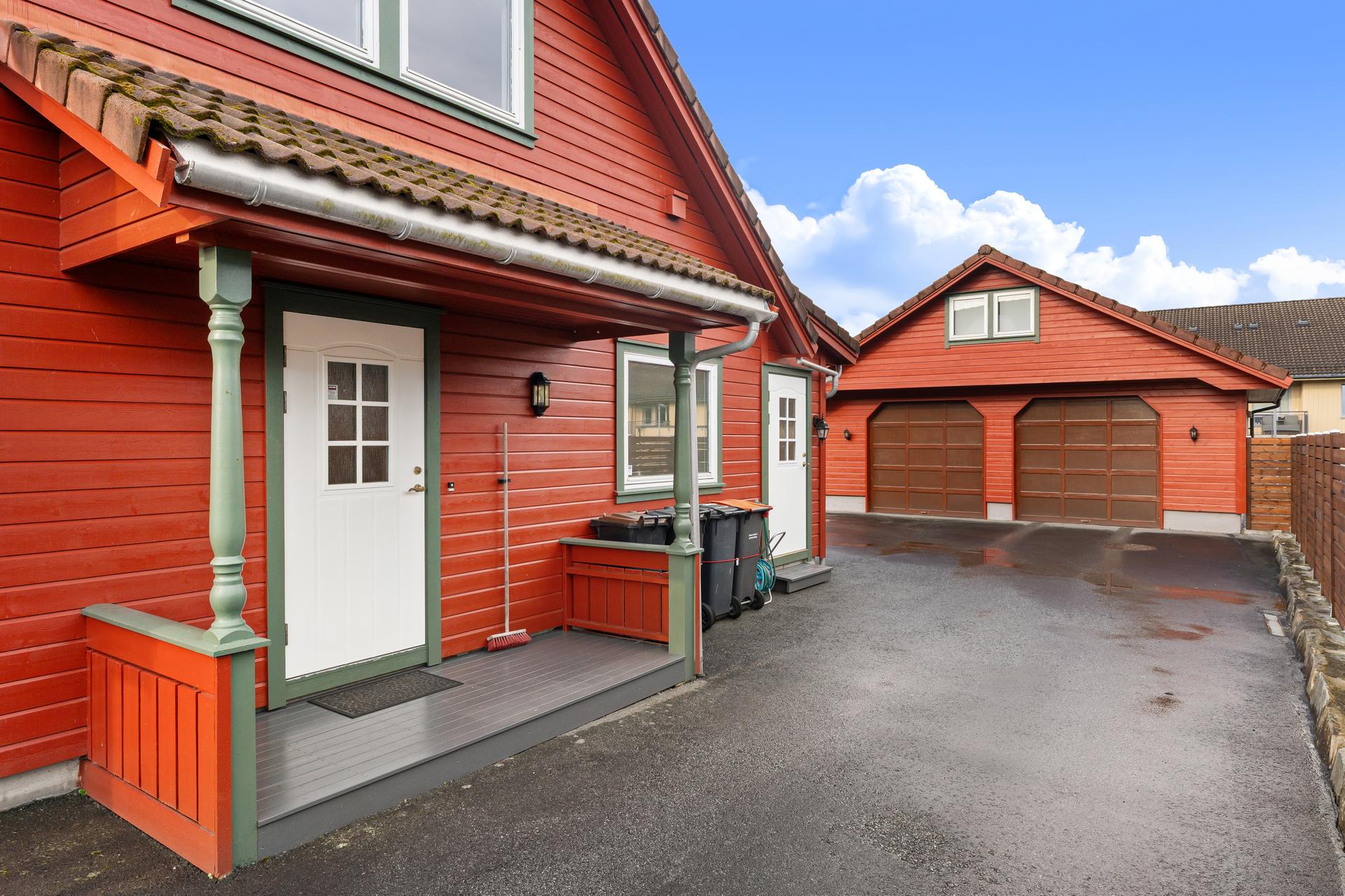 Overbygget inngangsparti gir ly for vær og vind.. Bilde nummer 3 av 3