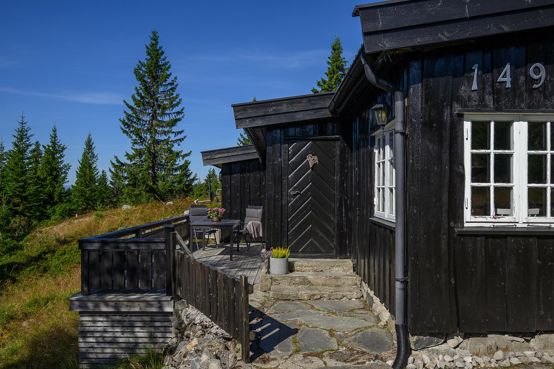 Stor solrik uteplass i forbindelse med inngangspartiet.. Bilde nummer 2 av 3