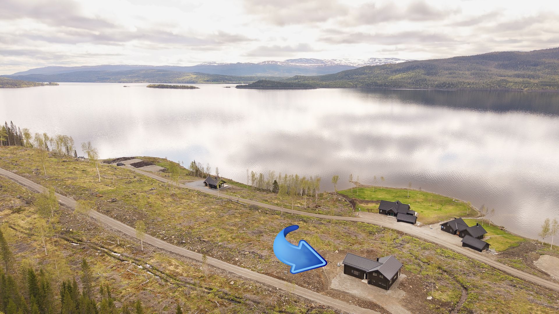 Fin beliggenhet i Lierne, med flott utsikt utover Kvesjøen! . Bilde nummer 2 av 3
