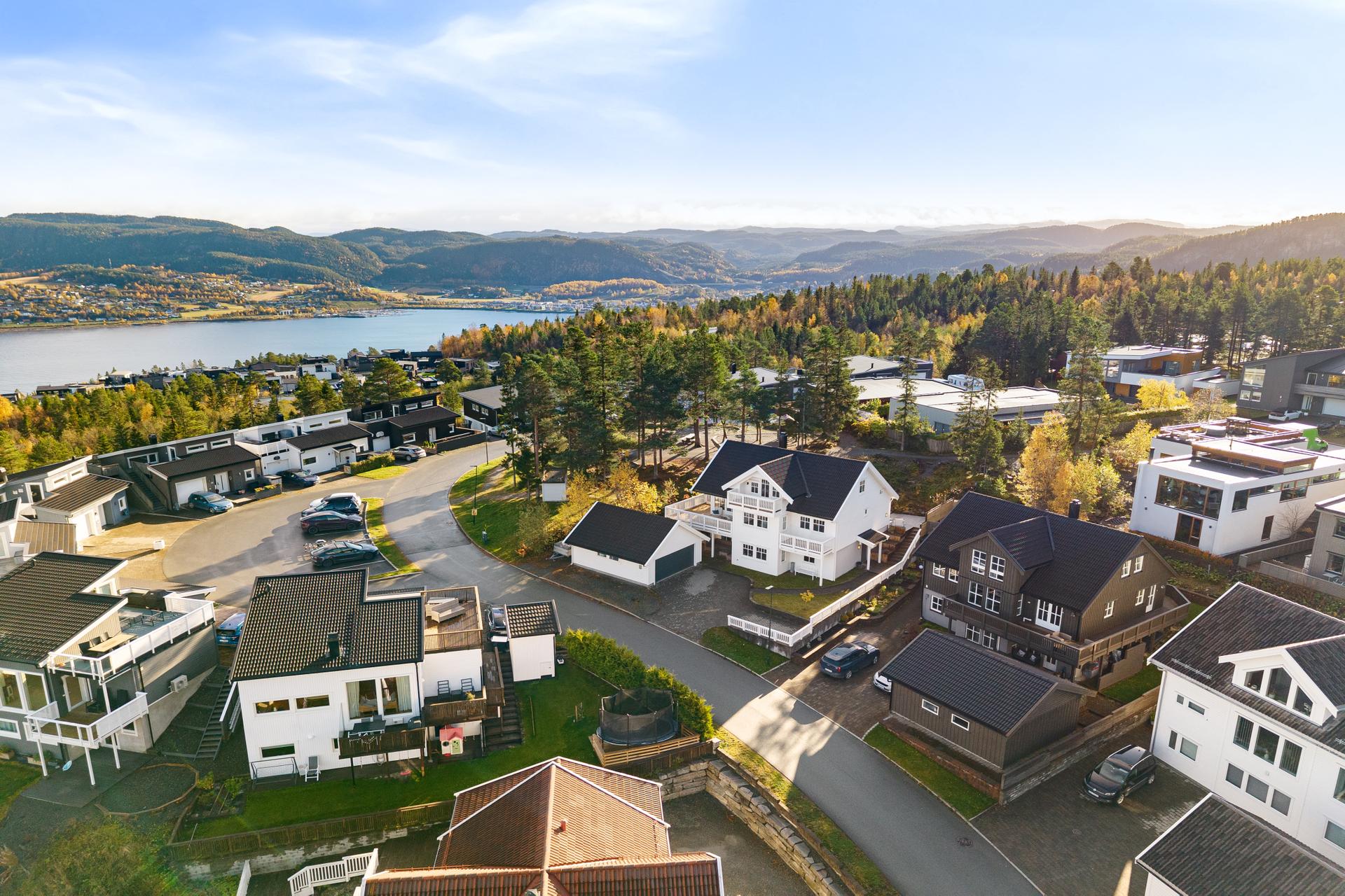 Innbydende familiebolig med stor garasje og pent opparbeidet uteområde. . Bilde nummer 2 av 3