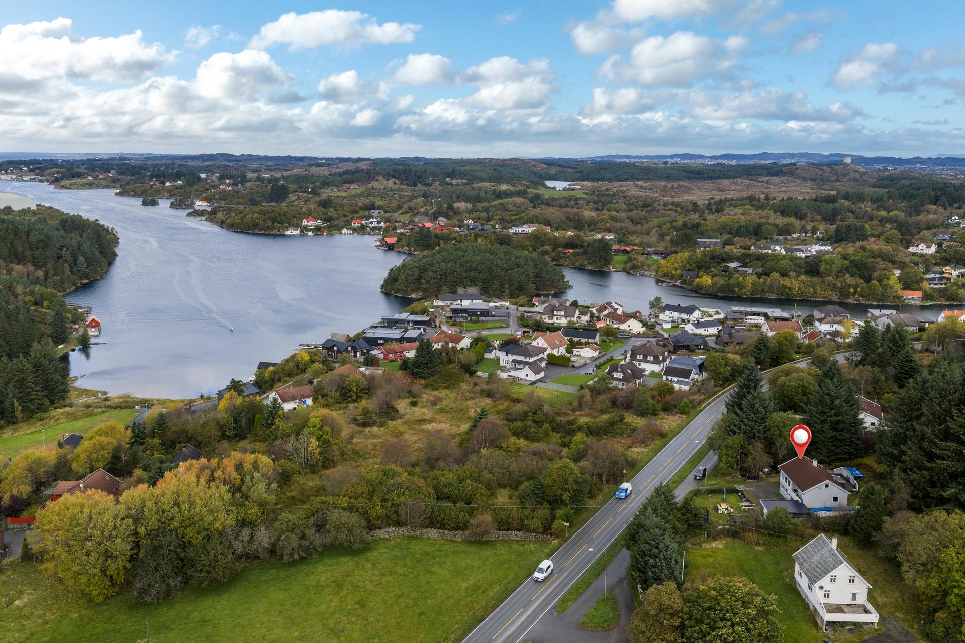 Det er en kort kjøretur til barnehager, samt til Kopervik skole og Stangeland ungdomsskole. . Bilde nummer 3 av 3