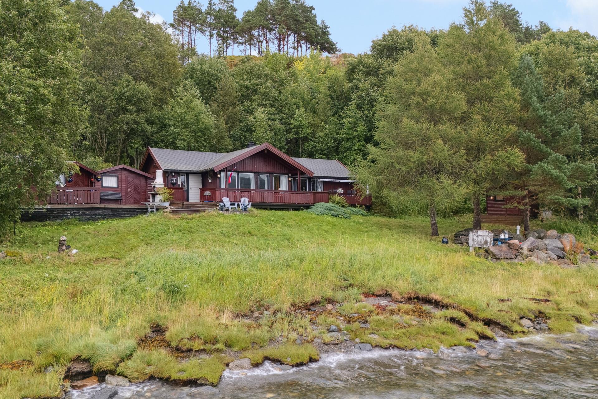 Velkommen til Selnesveien 173. Fantastisk beliggenhet helt nede ved sjøkanten og skjermet for innsyn. . Bilde nummer 2 av 3