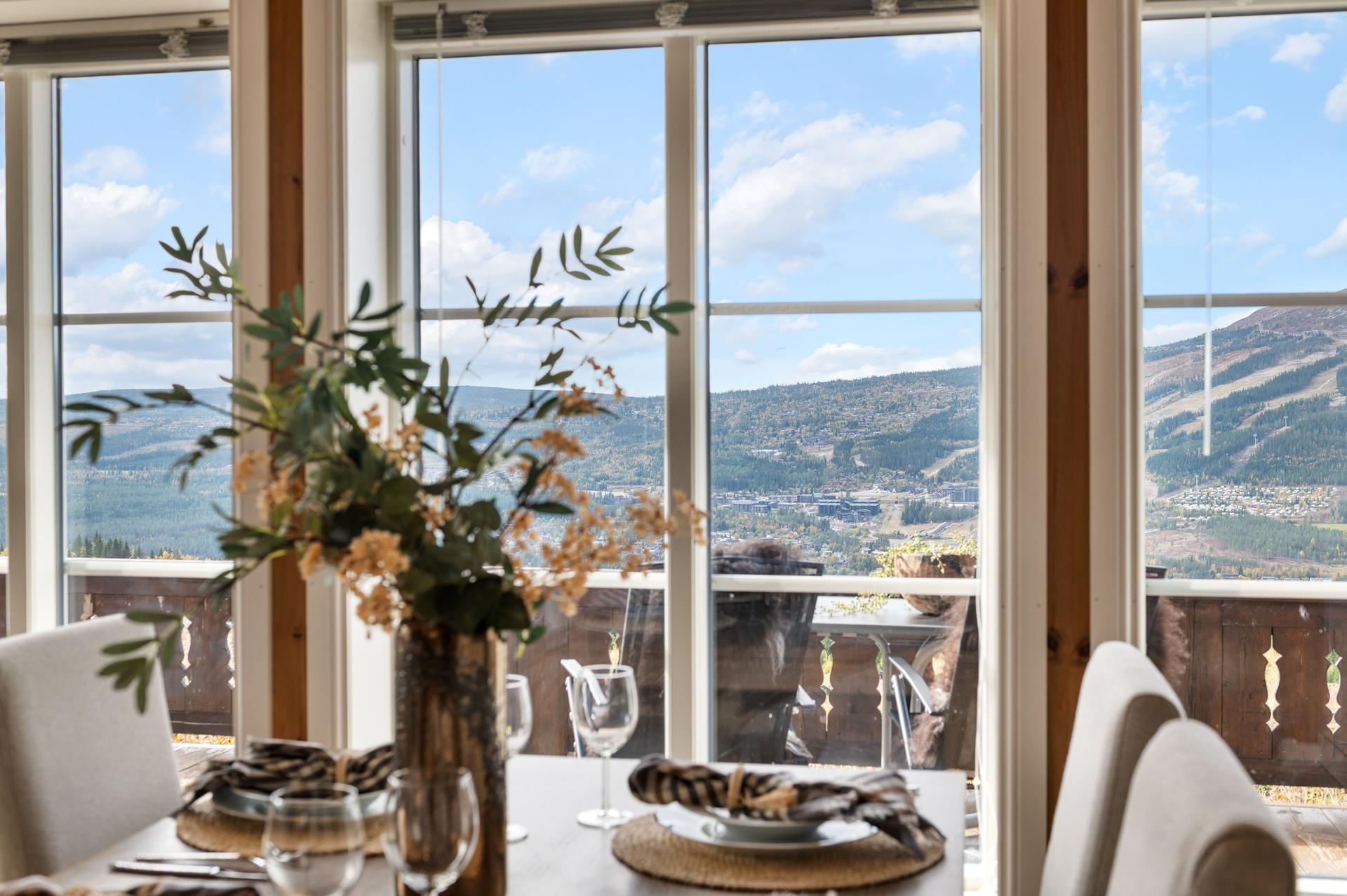 Eiendommen har en praktfull beliggenhet, med panoramautsikt mot Trysilfjellet. . Bilde nummer 2 av 3