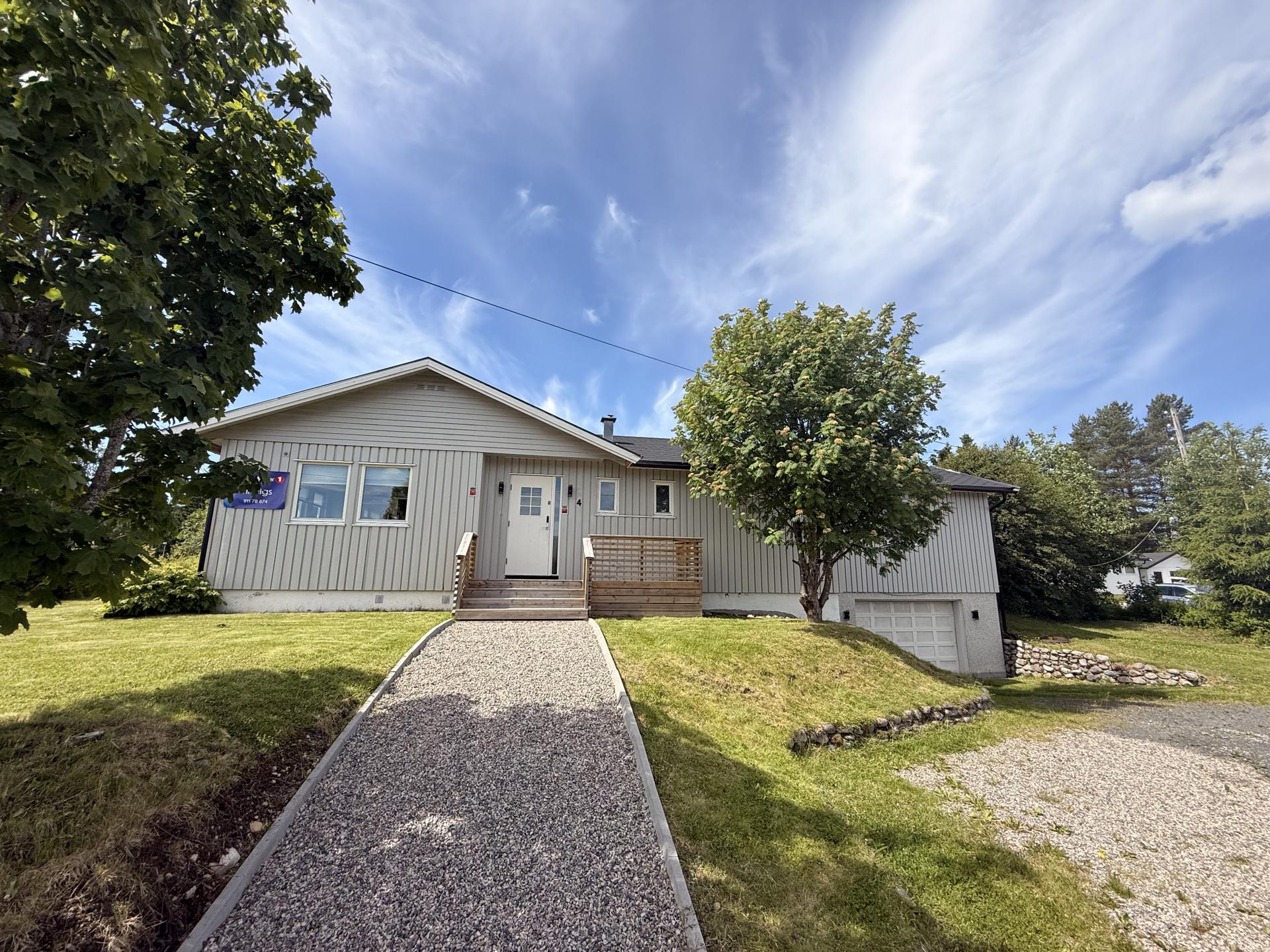 Velkommen til Risveien 4! Eiendommen ligger fint til på et lite høydedrag. Selgers eget bilde.. Bilde nummer 1 av 3