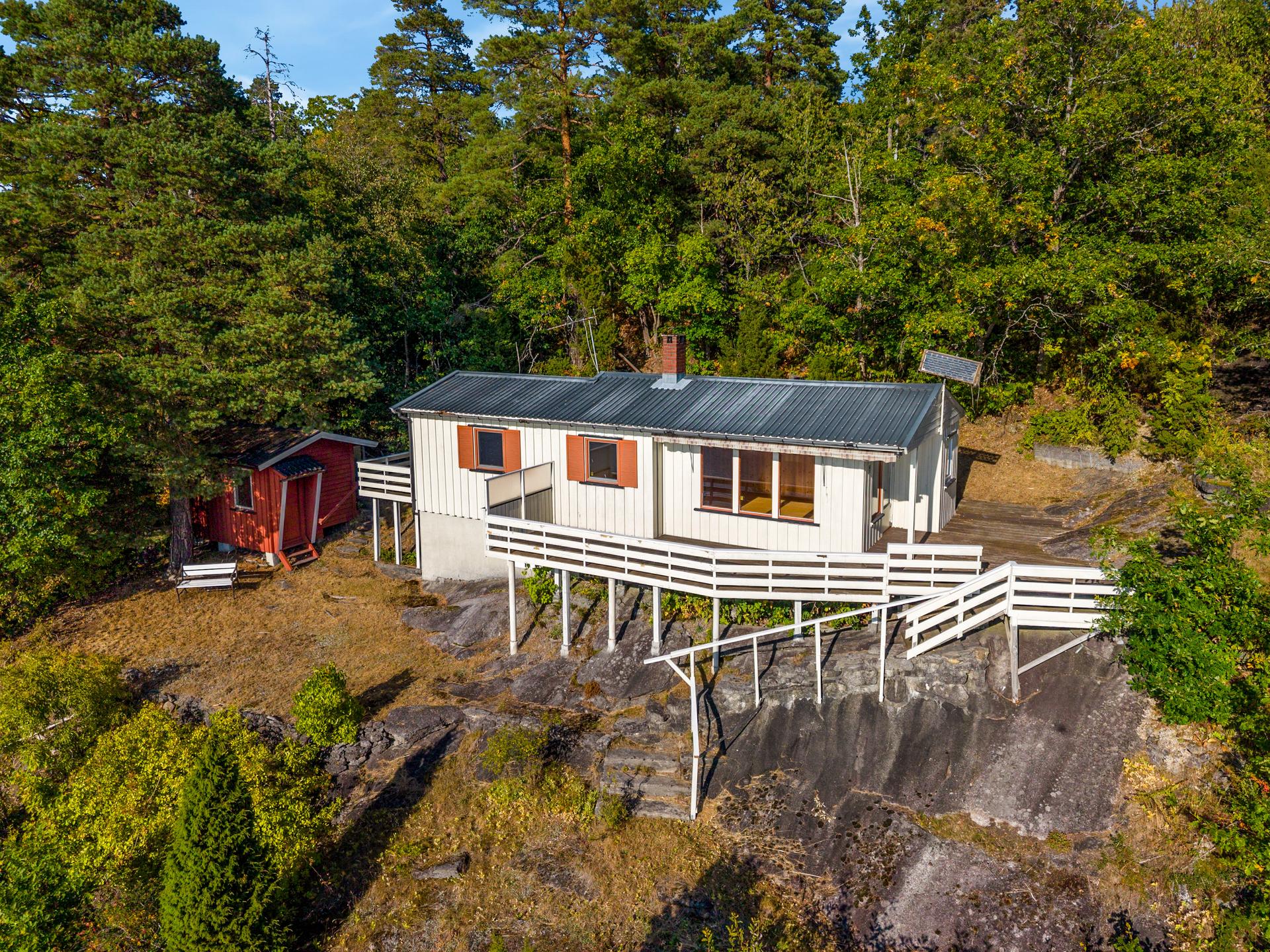 Velkommen til Ulesundvegen 179 - Enkel og sjarmerende hytte med nydelig beliggenhet og vidstrakt utsikt over Eidangerfjorden.. Bilde nummer 3 av 3