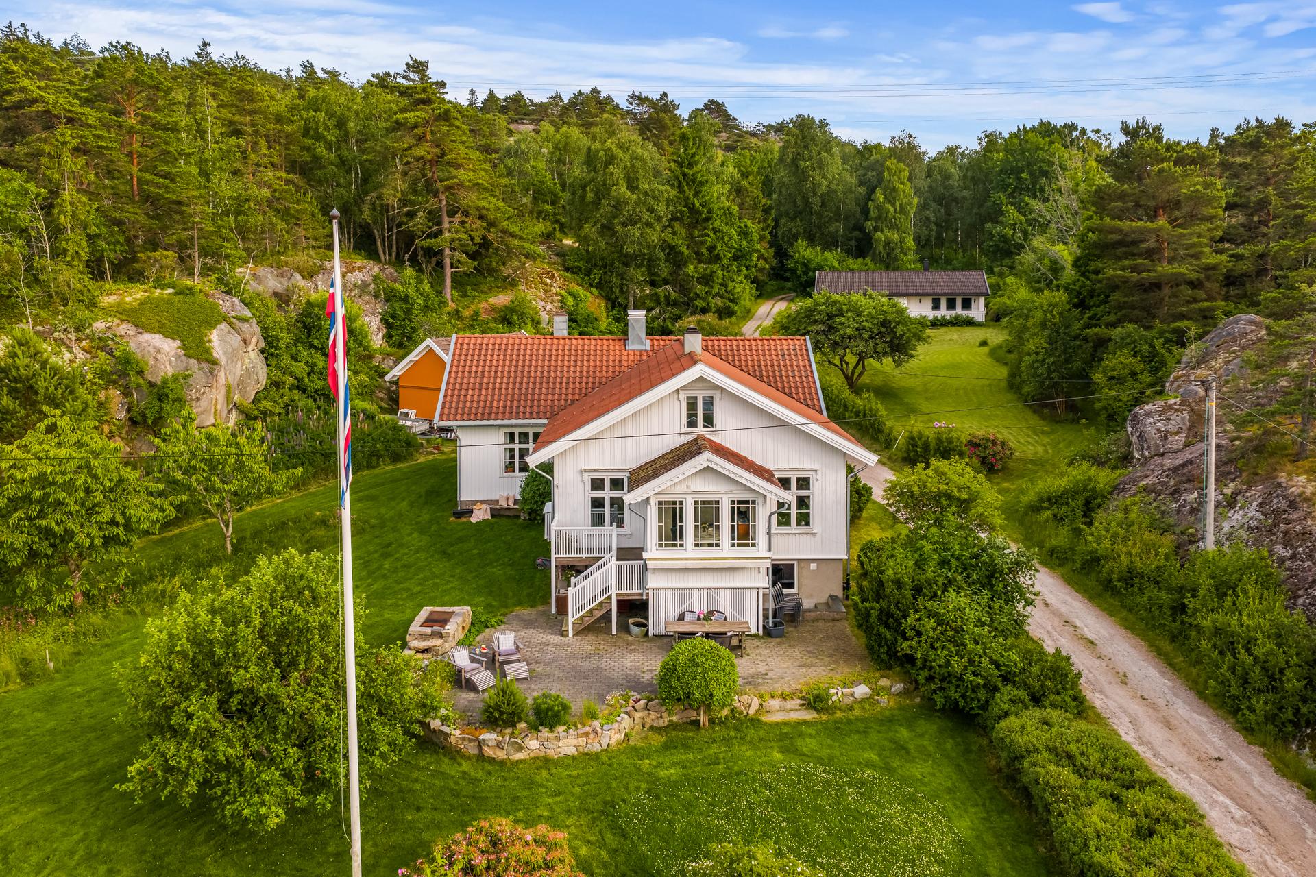 Frodig og koselig hage, pent opparbeidet med plen, beplantning og steinlagt markterrasse.. Bilde nummer 3 av 3