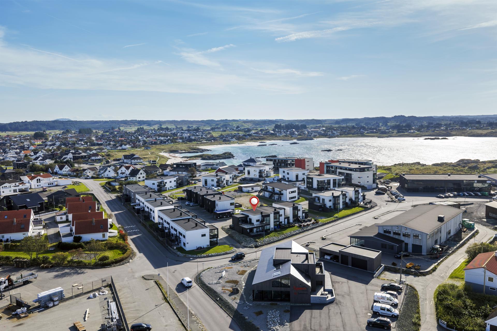 Boligen ligger svært sentralt til i Åkrehamn. Gangavstand til det aller meste, bl.a. barneskole, ungdomsskole, videregående skole, barnehage, sentrum, idrettsanlegg, Åkrasanden og turterreng.. Bilde nummer 2 av 3