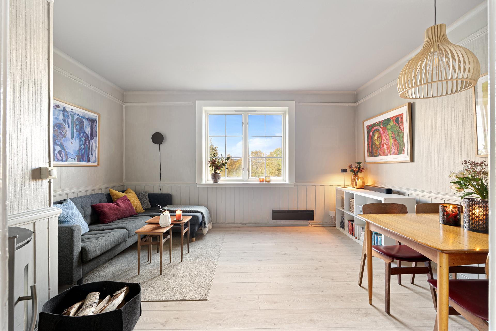 Her bor du i en 2. etasjes leilighet på 65 m² BRA. Leiligheten er betydelig oppgardert i 2024/2025 med nye vinduer, nytt gulv og kjøkkeninnredning.. Bilde nummer 2 av 3