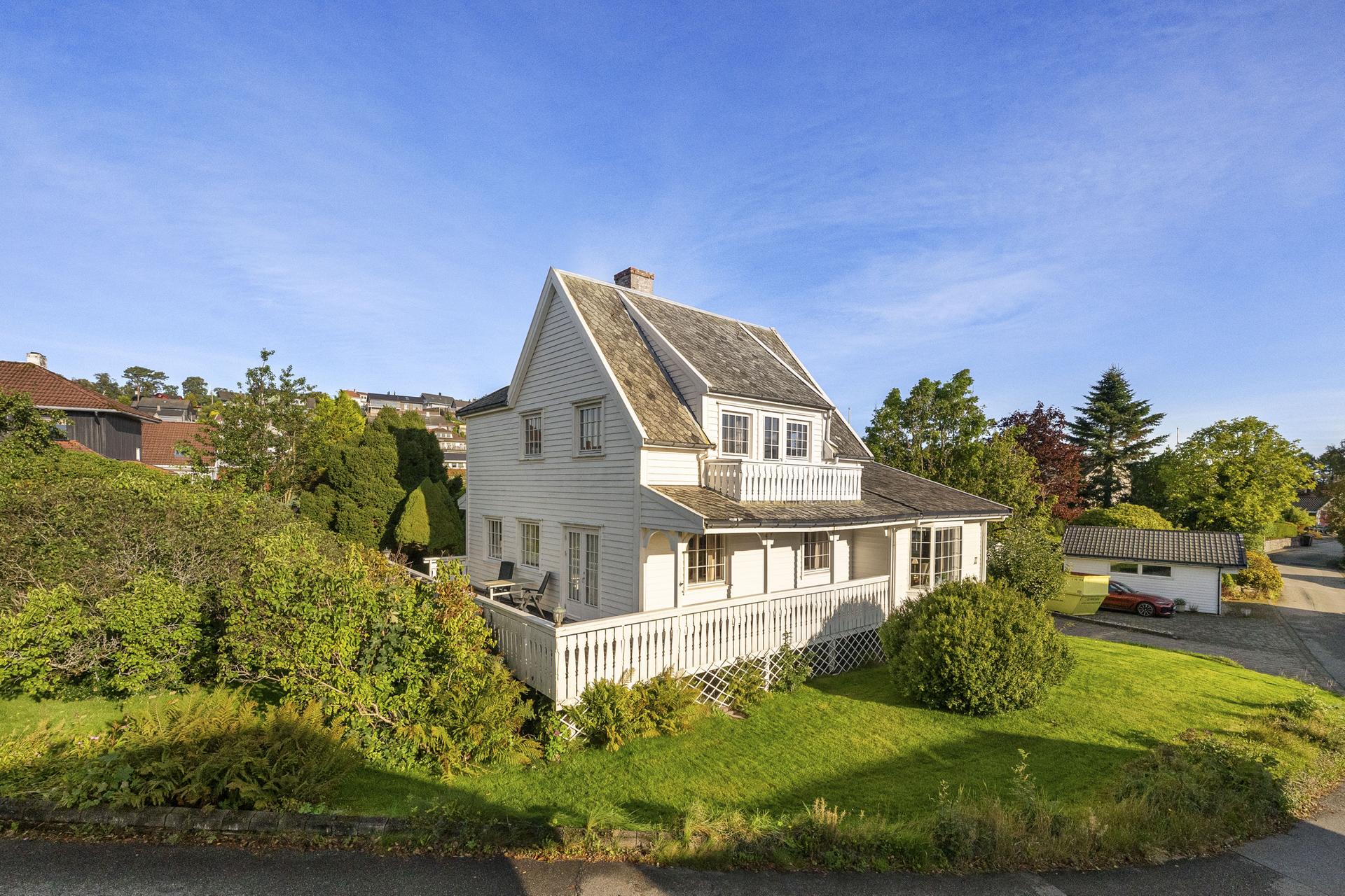 Klassisk enebolig over tre plan med tilbygg, beliggende på en stor tomt på ca. 800 m².. Bilde nummer 2 av 3