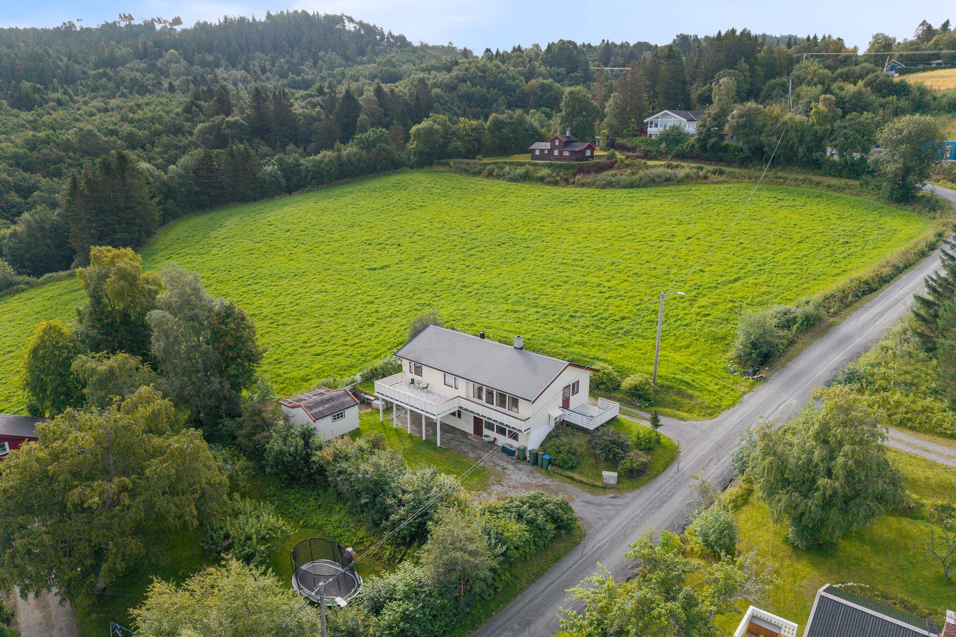 EiendomsMegler1 ved Morten Løvseth presenterer: Svedalsvegen 24. (FOTO: Julian Nonstad/Nonstad foto).. Bilde nummer 1 av 3