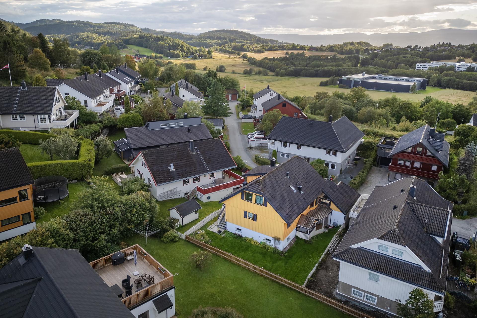 Boligen ligger i en blindvei et rolig boligfelt, hvor man fra eiendommen bl.a. har svært kort vei til Estenstadmarka. På baksiden av huset finnes en inngjerdet hage - flotte oppvekstvilkår.. Bilde nummer 2 av 3