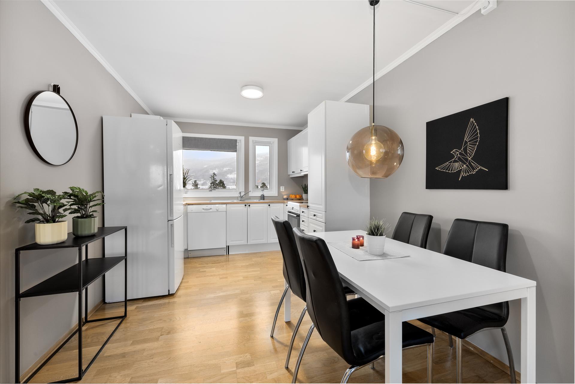 Stuen og kjøkkenet danner et åpent oppholdsrom med god plass til spisebord.. Bilde nummer 3 av 3
