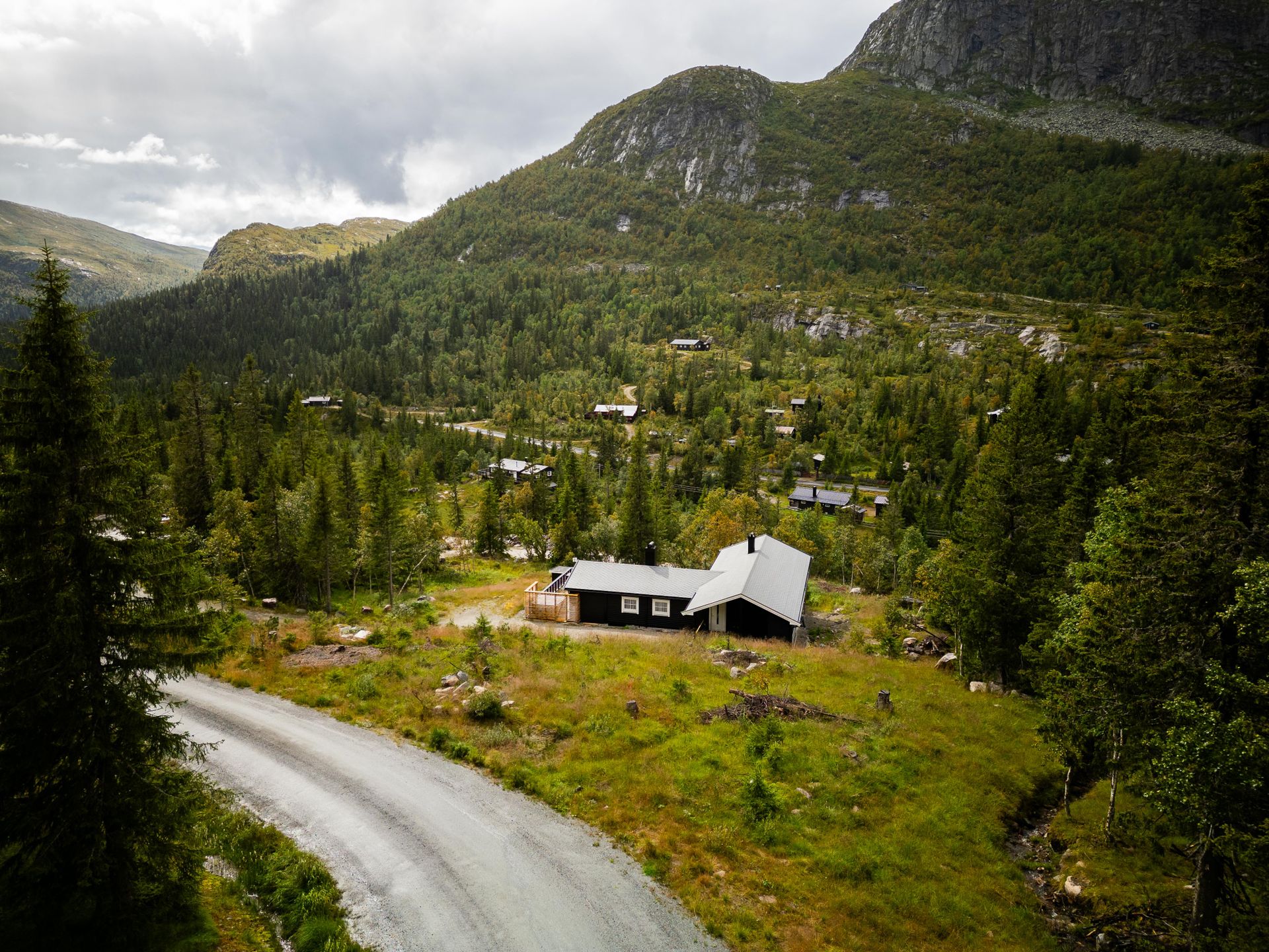 Tomta ligger flott til med fin utsikt mot Haglebunatten.. Bilde nummer 2 av 3