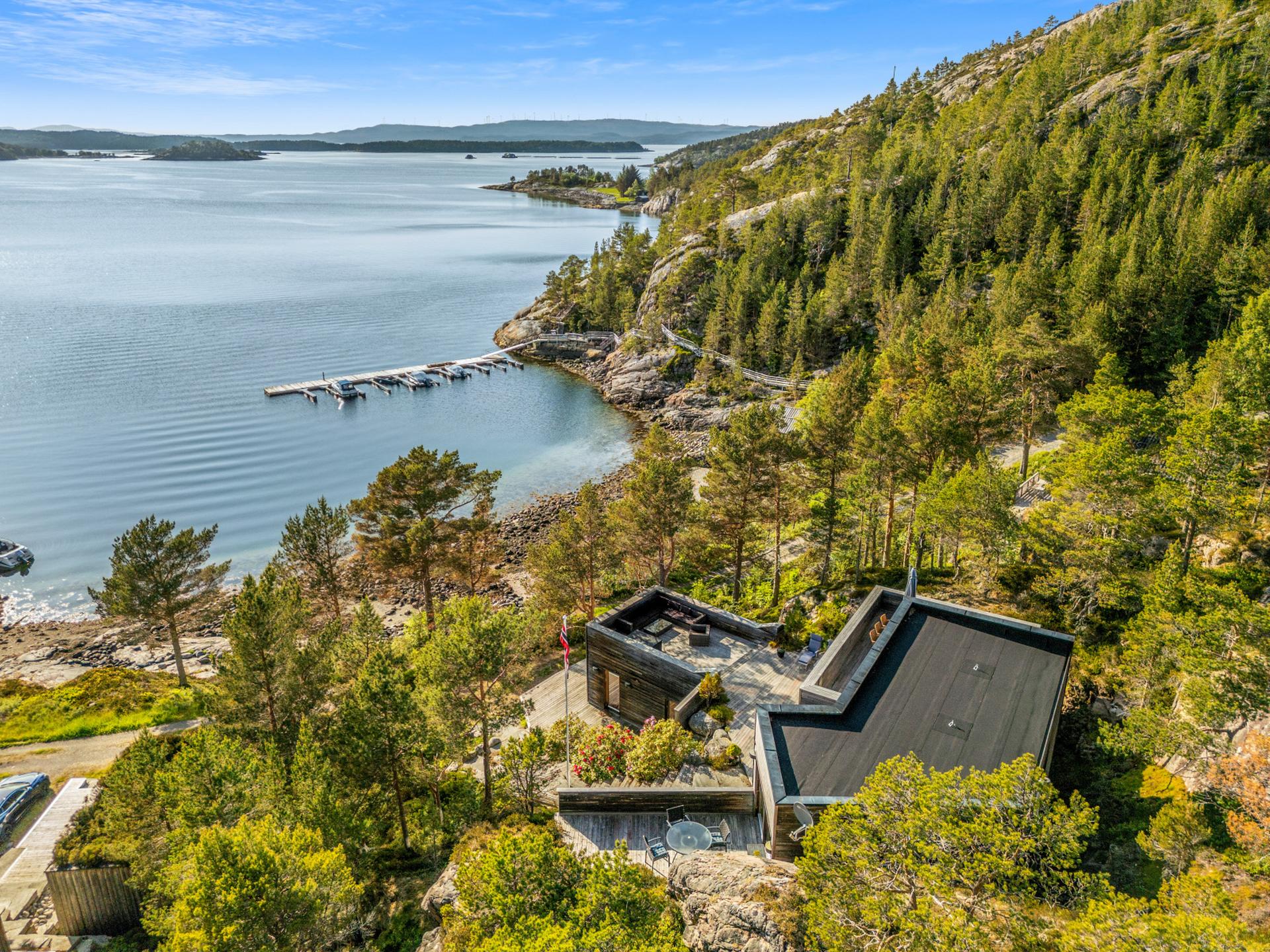 Eiendommen ligger like ved sjøen og har gode solforhold. Bilde nummer 3 av 3