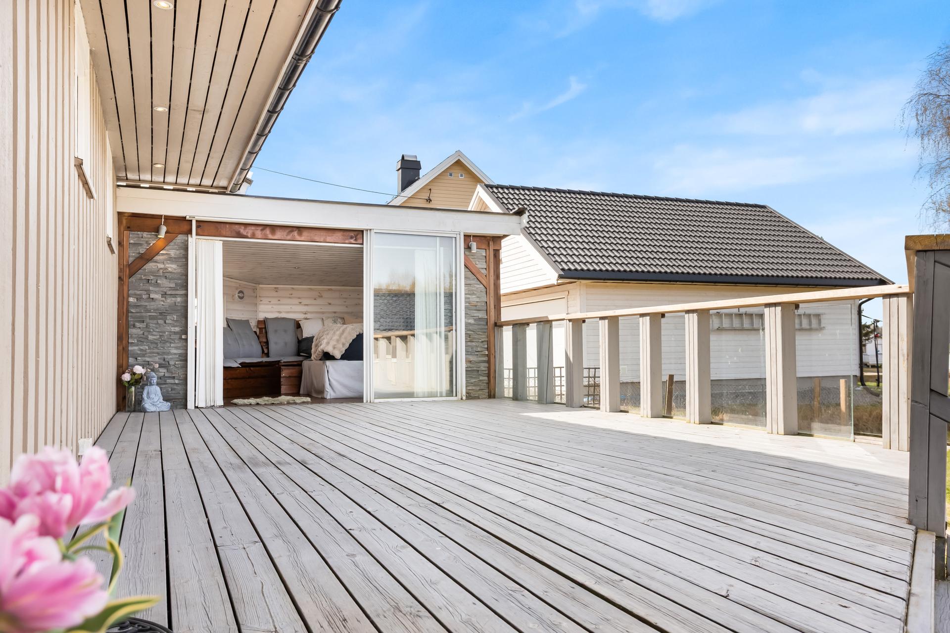 Romslig terrasse på ca. 30 m² med en tilhørende, innglasset utestue.. Bilde nummer 3 av 3
