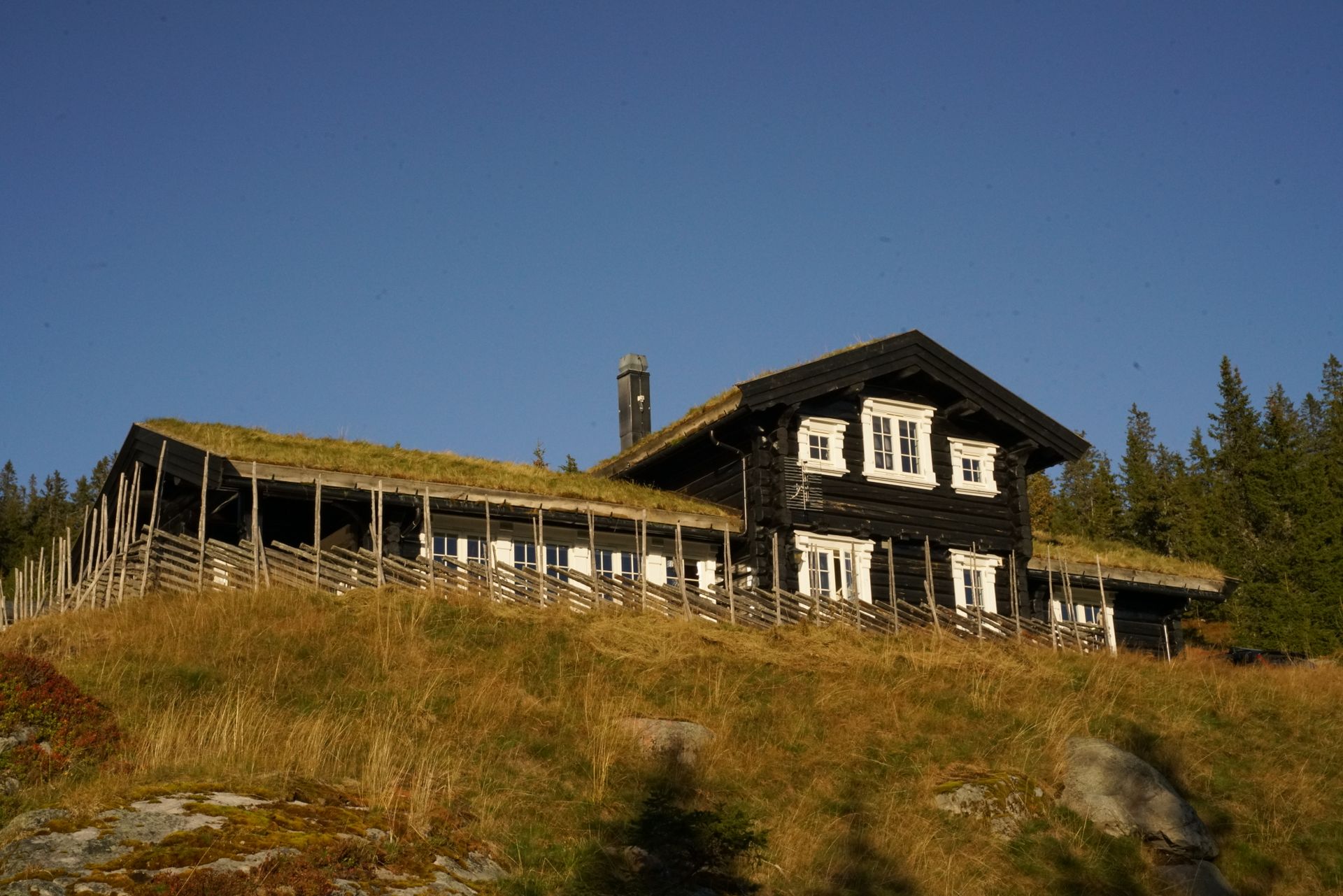Velkommen til Blåstigen 142! Innbydende og solid hytte i populært og veletablert område. Privat foto.. Bilde nummer 1 av 3