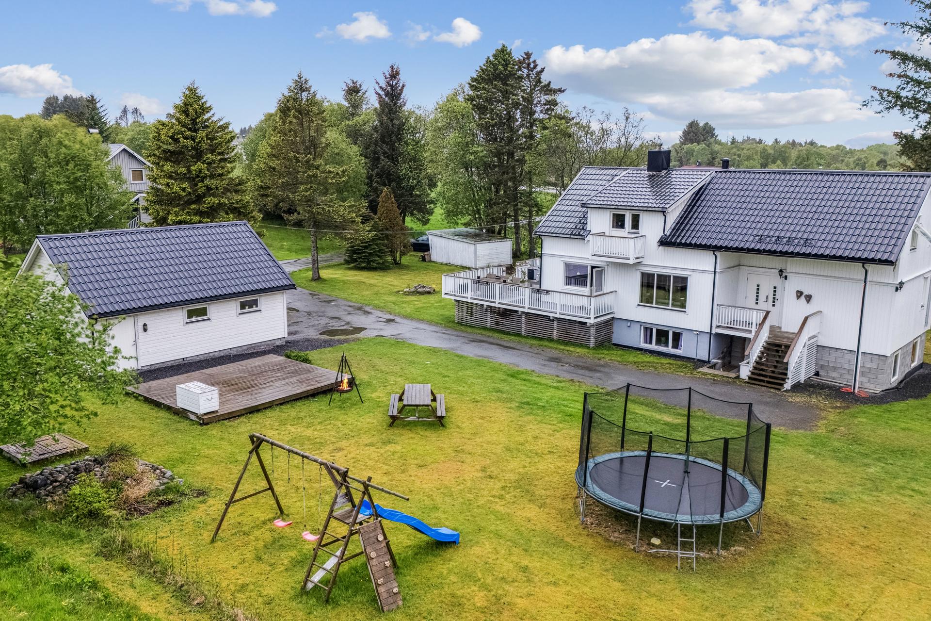 Småbruk med landlig beliggenhet på Gossen. Bilde nummer 2 av 3