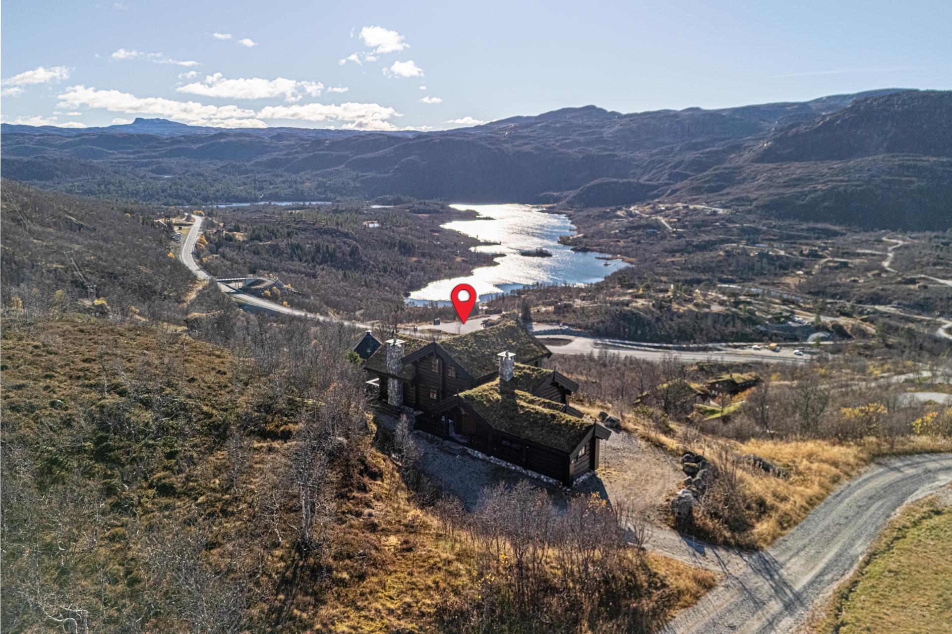 Velkommen til Tvitjønnvegen 13! En solid laftehytte med panoramautsikt - ca. 1,2 mål tomt. Bilde nummer 1 av 3