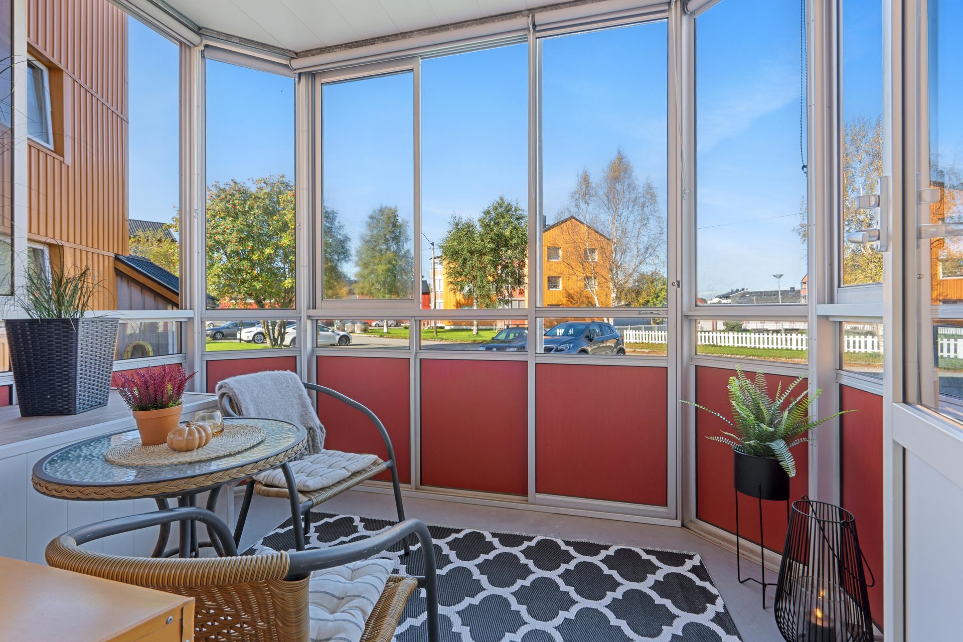 Fra stuen er det direkte utgang til en innglasset balkong med plass til sittegruppe.. Bilde nummer 3 av 3