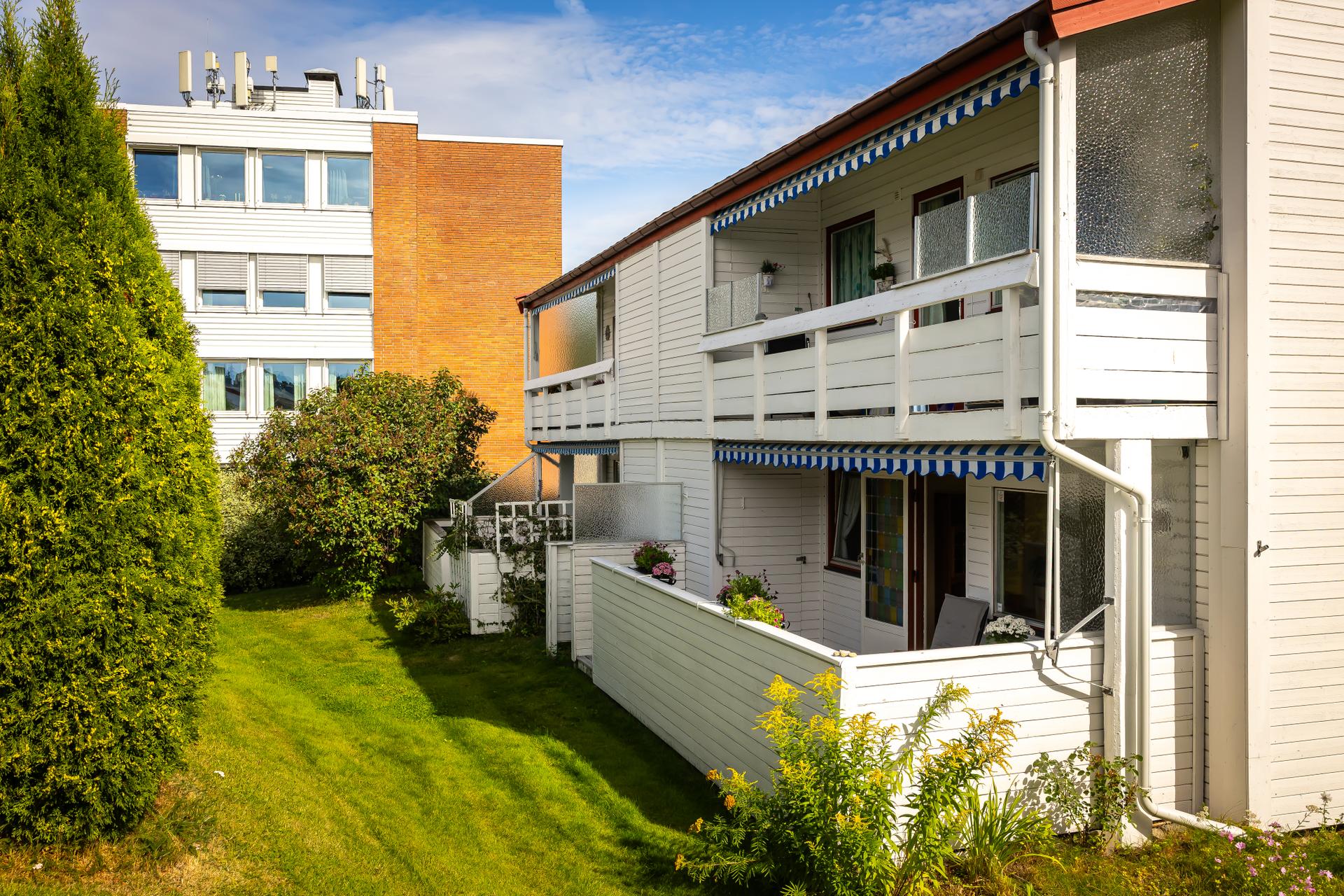 Beliggenhet i et rolig og veletablert boligområde med kort vei til butikk, buss og trikk.. Bilde nummer 3 av 3