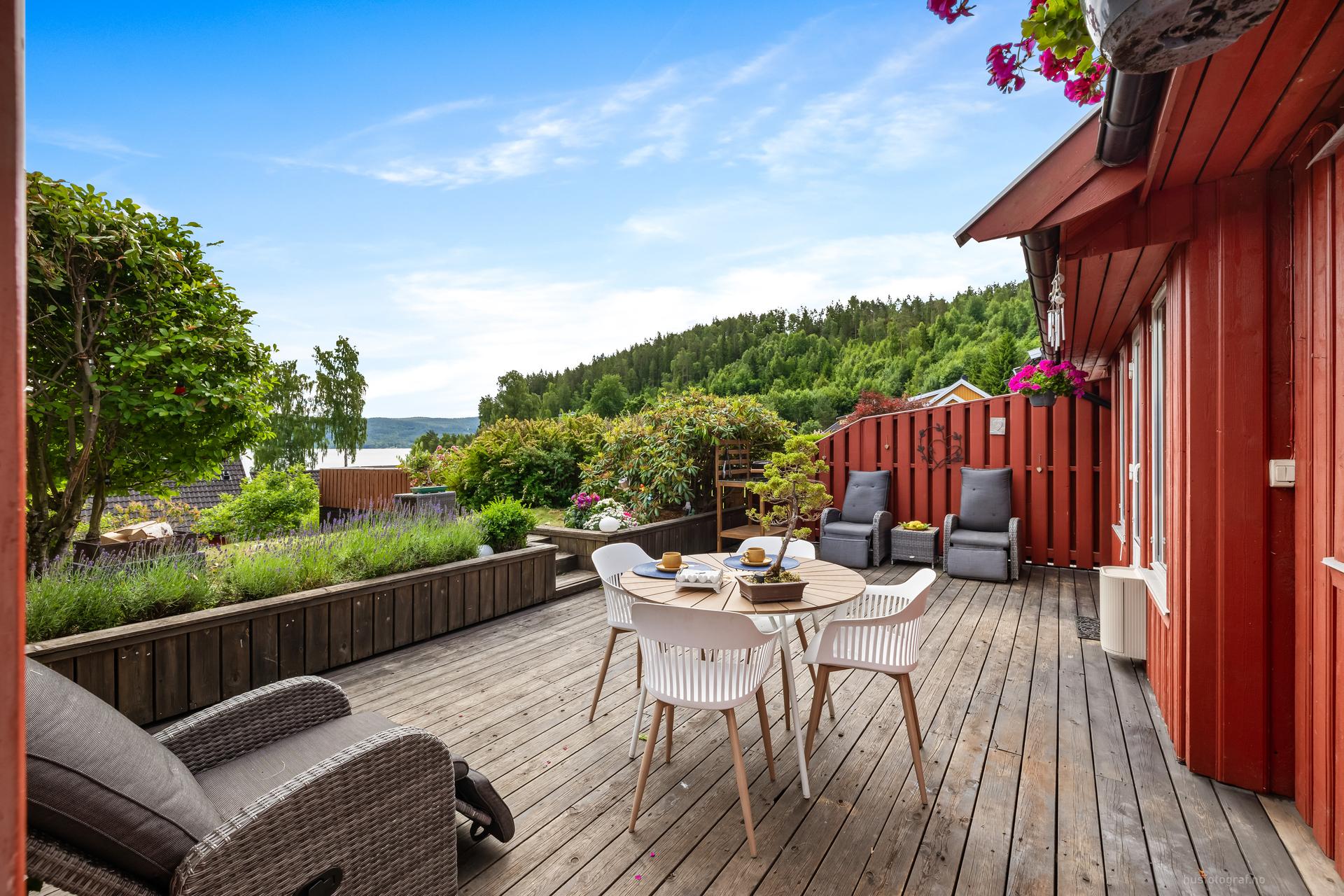 Fra stuen er det direkte utgang til en romslig terrasse på 35 m².. Bilde nummer 3 av 3