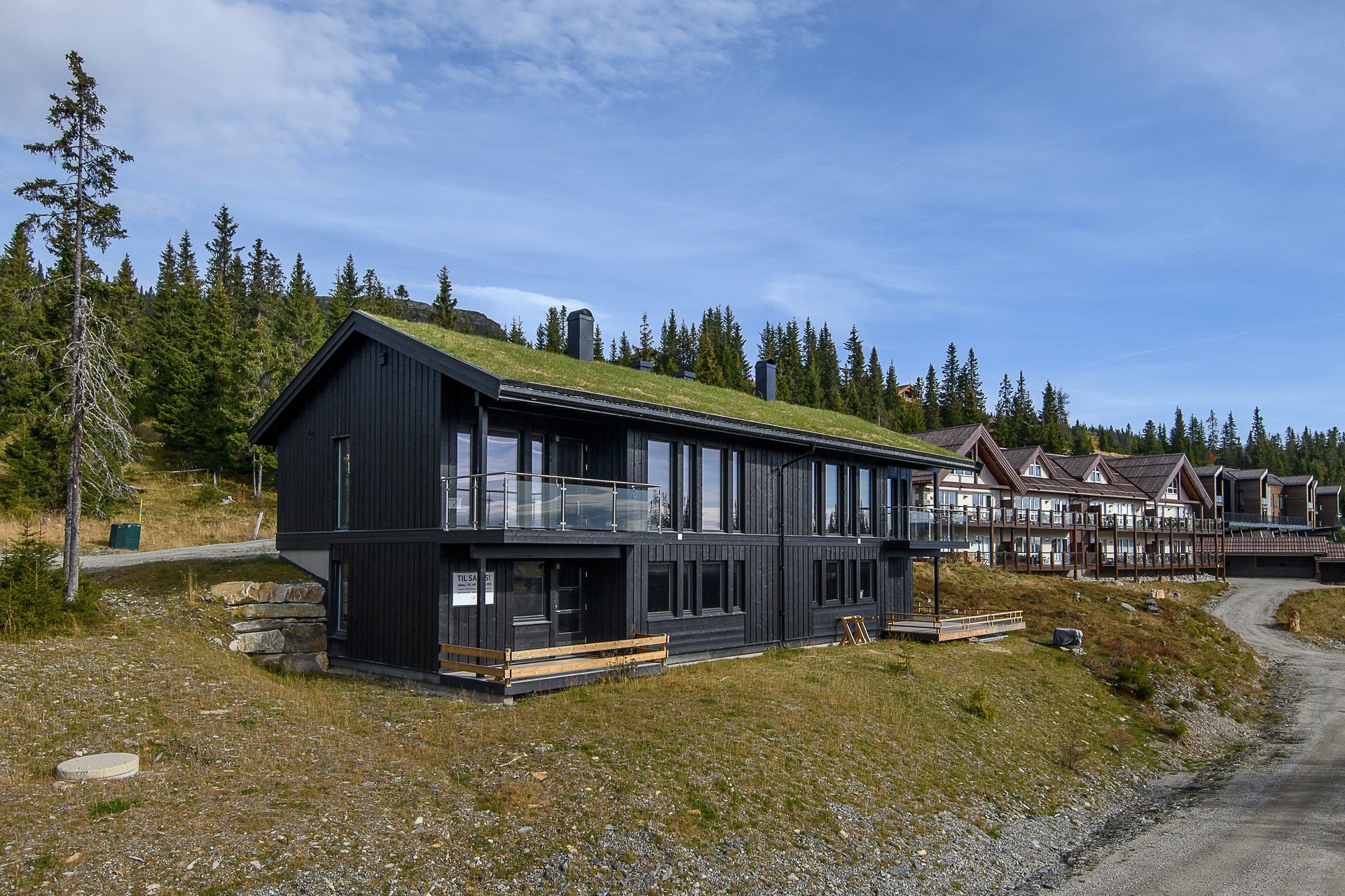 Velkommen til Segelstadseterlia 25 A på Kvitfjells Vestside! Lekker, innbydende og utbrukt halvpart av tomannsbolig. . Bilde nummer 1 av 3