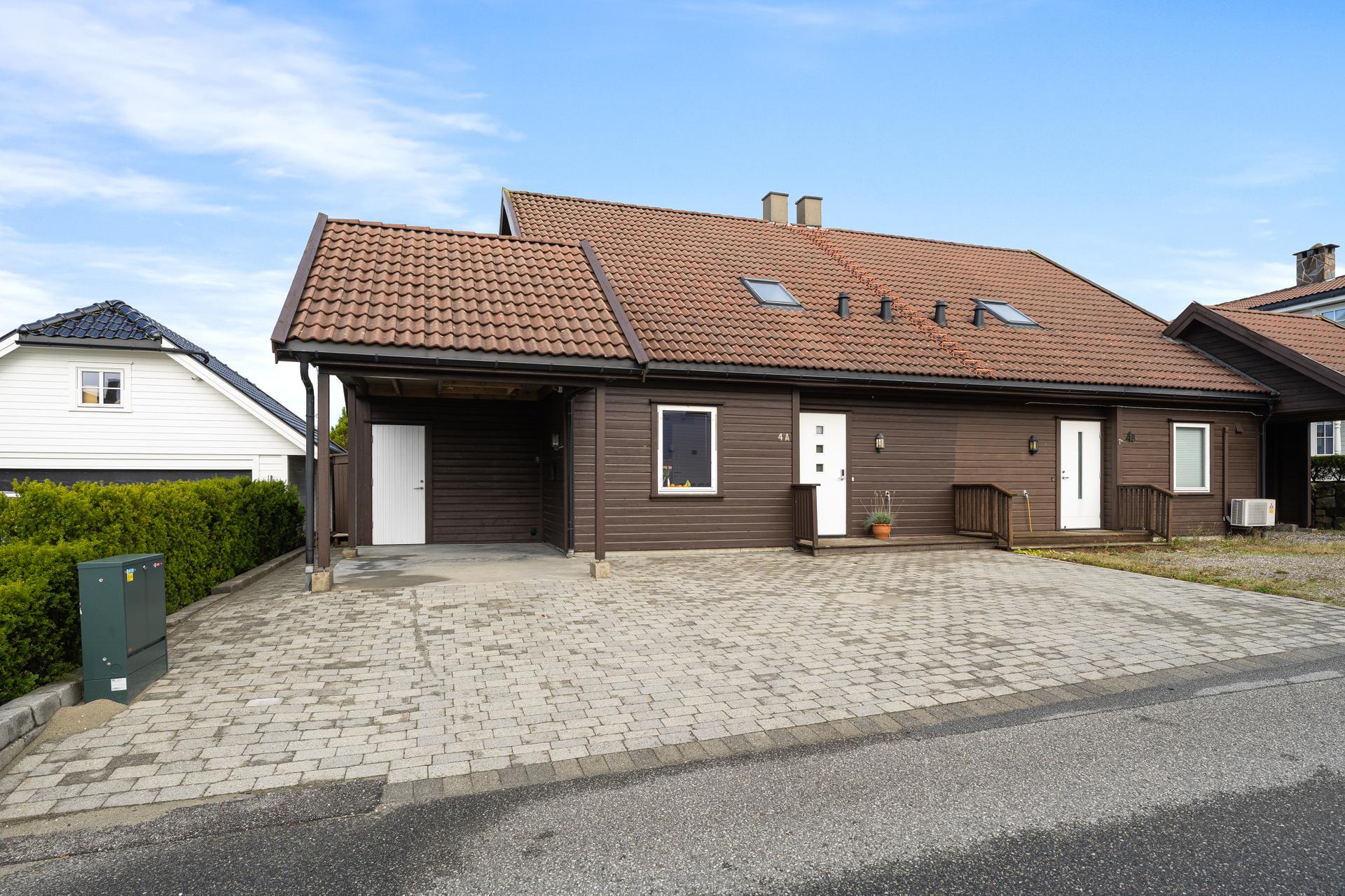 Gode parkeringsmuligheter i carport samt i steinlagt gårdsrom. . Bilde nummer 2 av 3