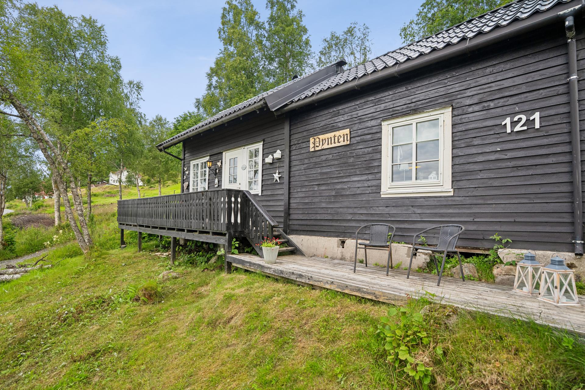 Eiendommen ligger fint til på tomten med gode solforhold.. Bilde nummer 3 av 3