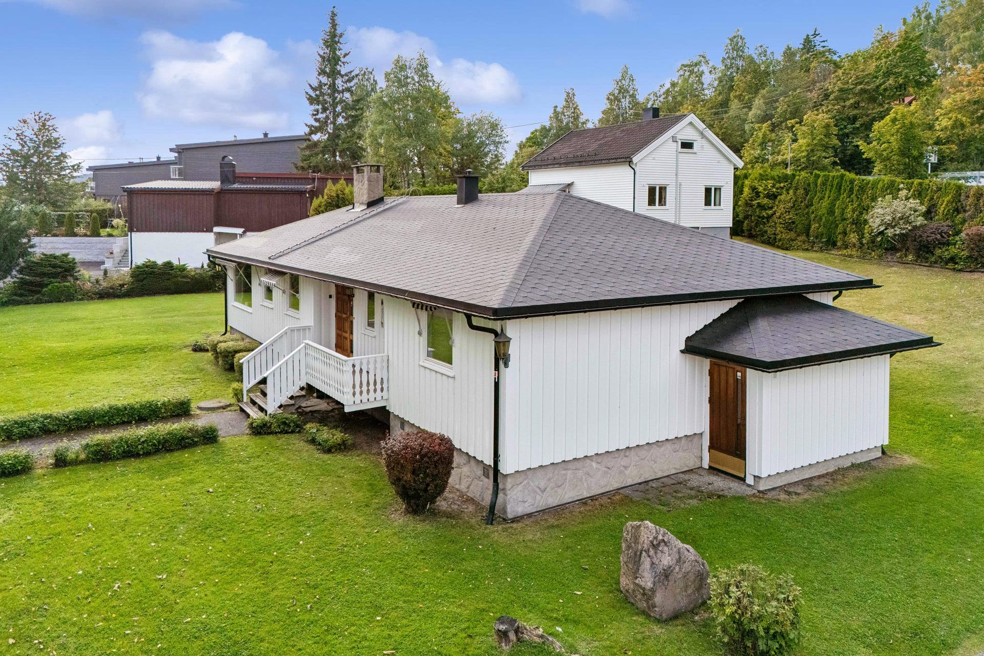 Eneboligen i Pastor Blaauws vei 32 har stående trekledning og takshingel tekket i 2019.. Bilde nummer 3 av 3