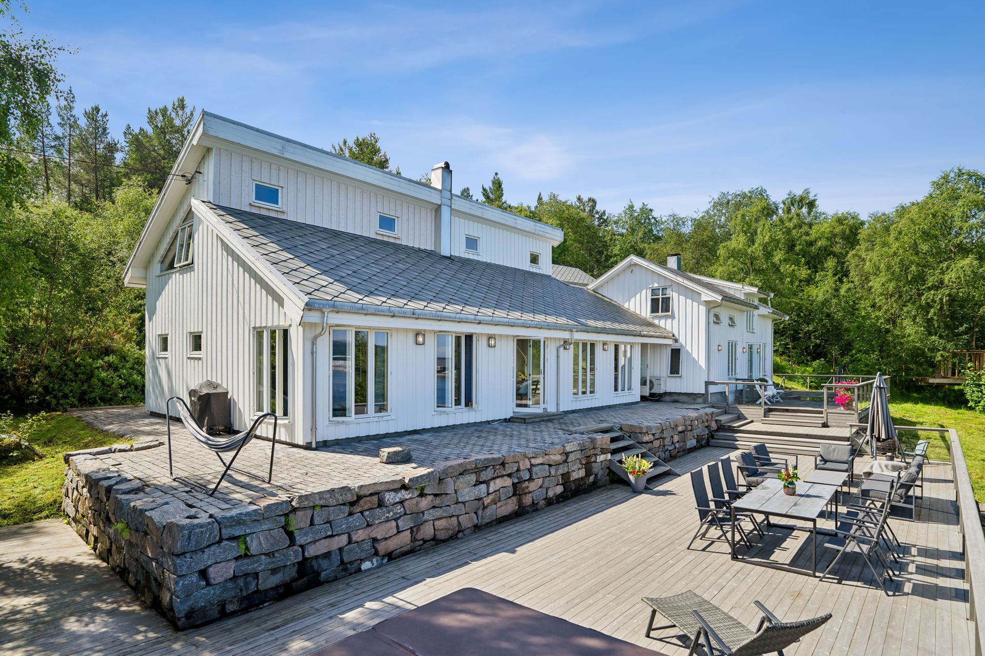 En meget flott og innholdsrik enebolig m/garasje beliggende i idylliske omgivelser i Bolga . Bilde nummer 2 av 3