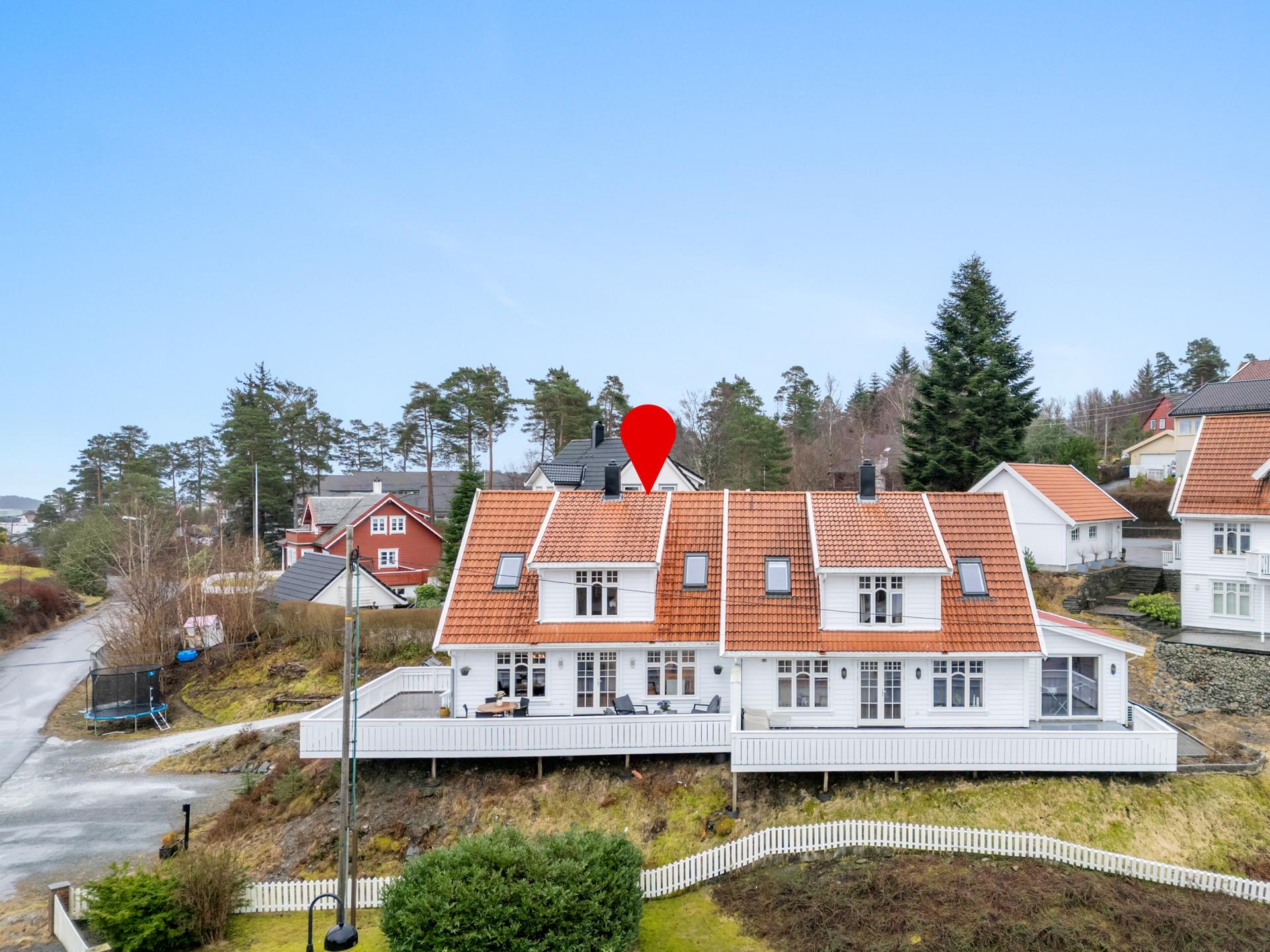 Sjarmende sørlandsstil på tomannsboligen. Bilde nummer 1 av 3
