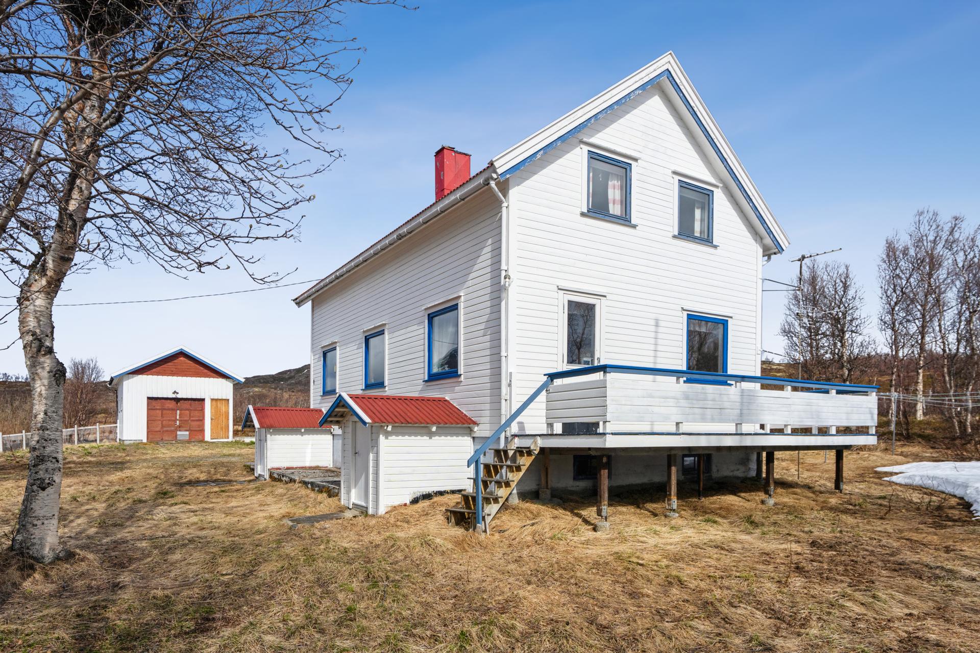 Enebolig med tradisjonell arkitektur og en stor, usjenert tomt.. Bilde nummer 3 av 3
