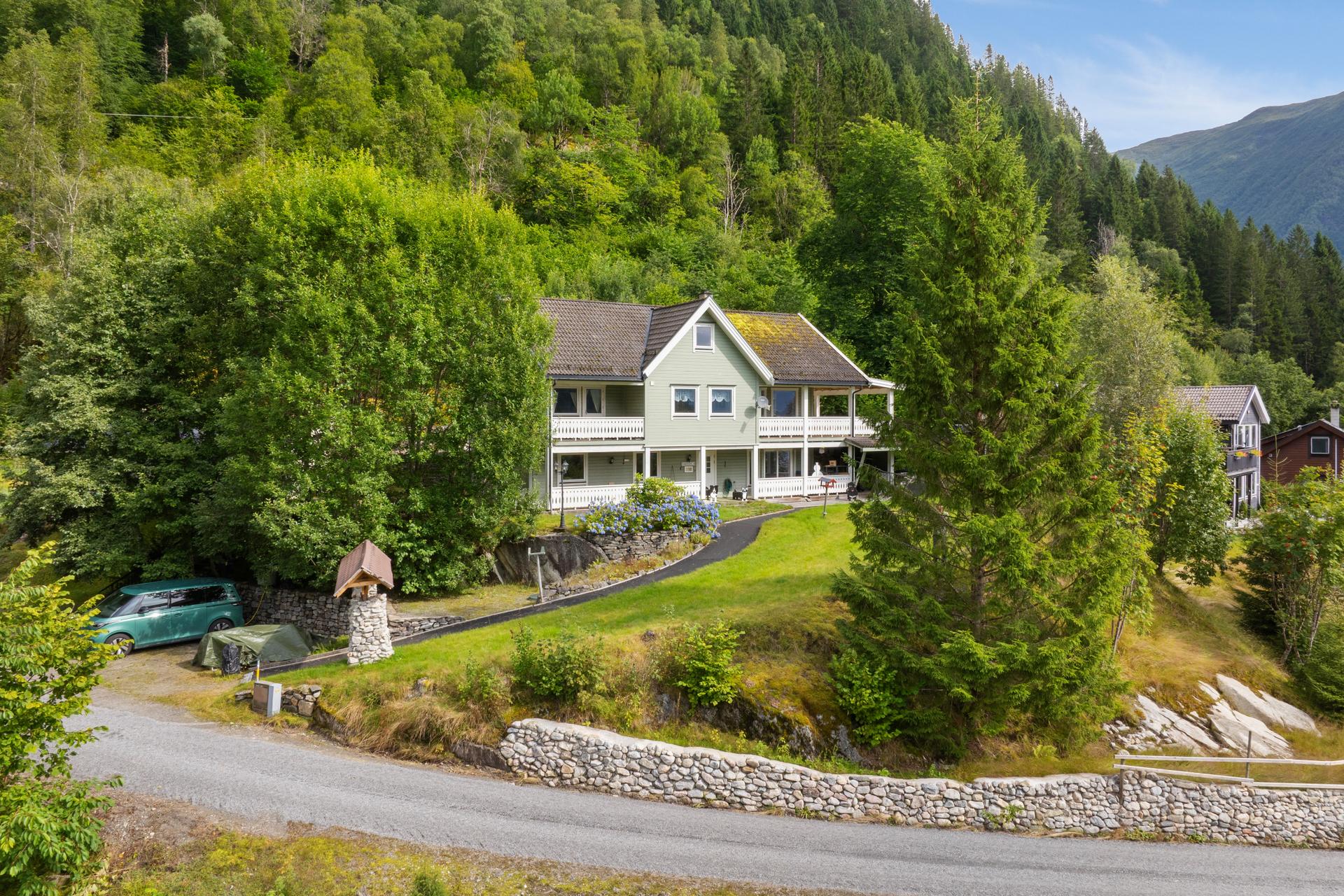 Bustaden går over 3 plan og har ei god og familievenleg planløysing.. Bilde nummer 2 av 3