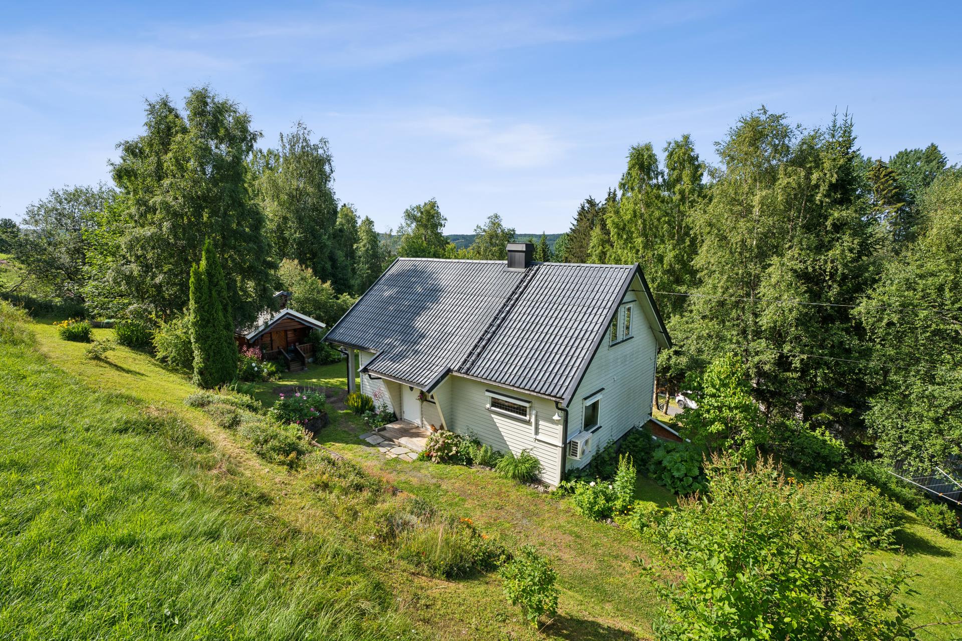 Enebolig med landlig og usjenert beliggenhet i Snertingdal.. Bilde nummer 2 av 3