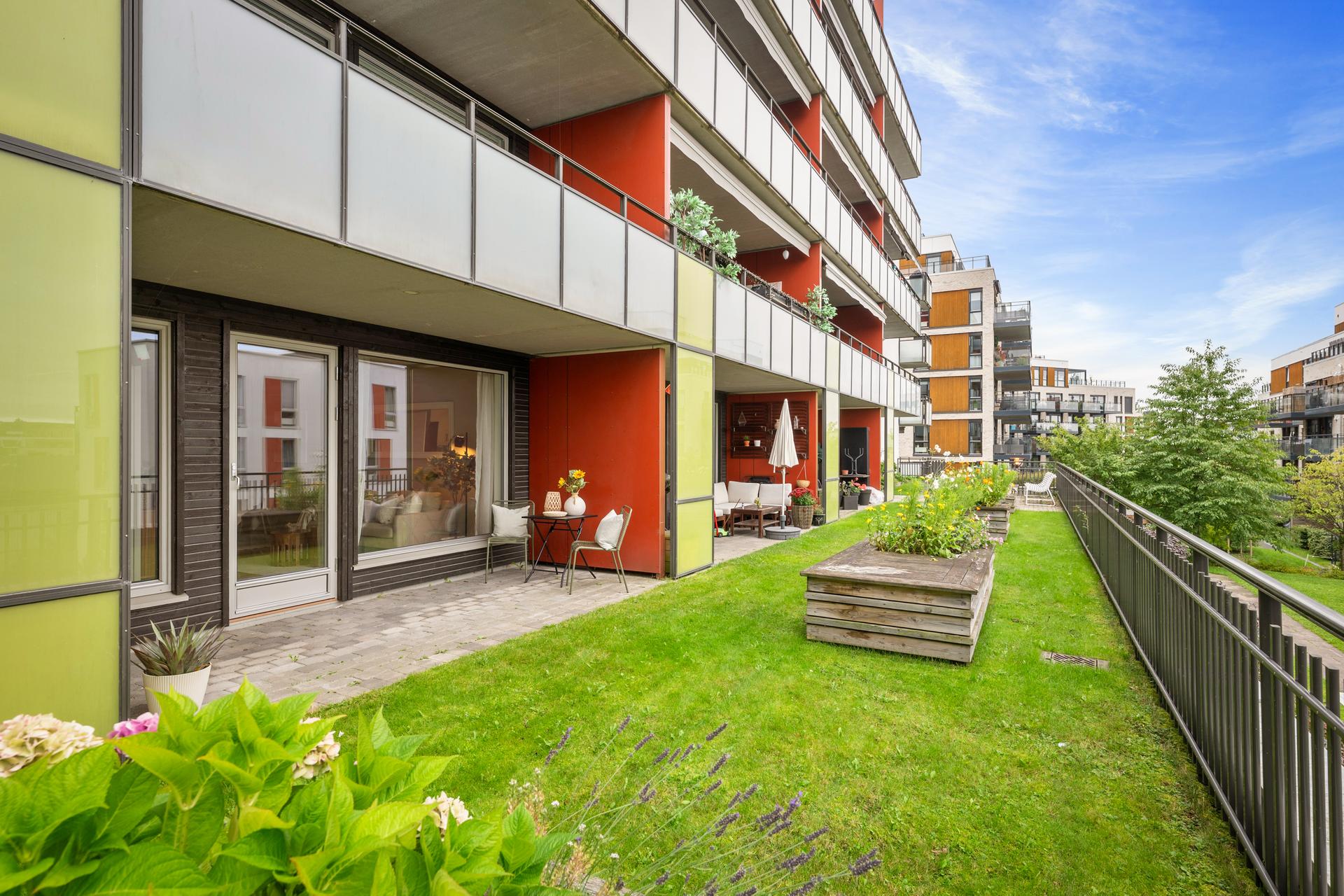 Lys og pent 2-roms selveierleilighet med gjennomgående planløsning og direkte utgang til steinlagt markterrasse.. Bilde nummer 2 av 3