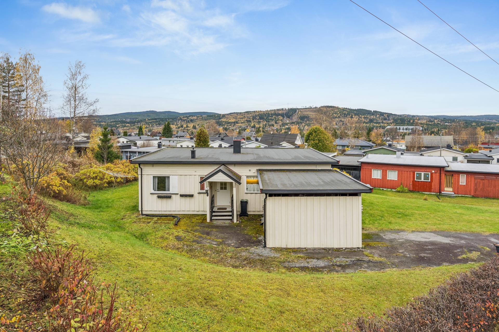 Anders Bjugstad i EiendomsMegler1 Raufoss ønsker deg velkommen til visning i Korterudvegen 14! Foto: Sebastian Strandum. Bilde nummer 1 av 3
