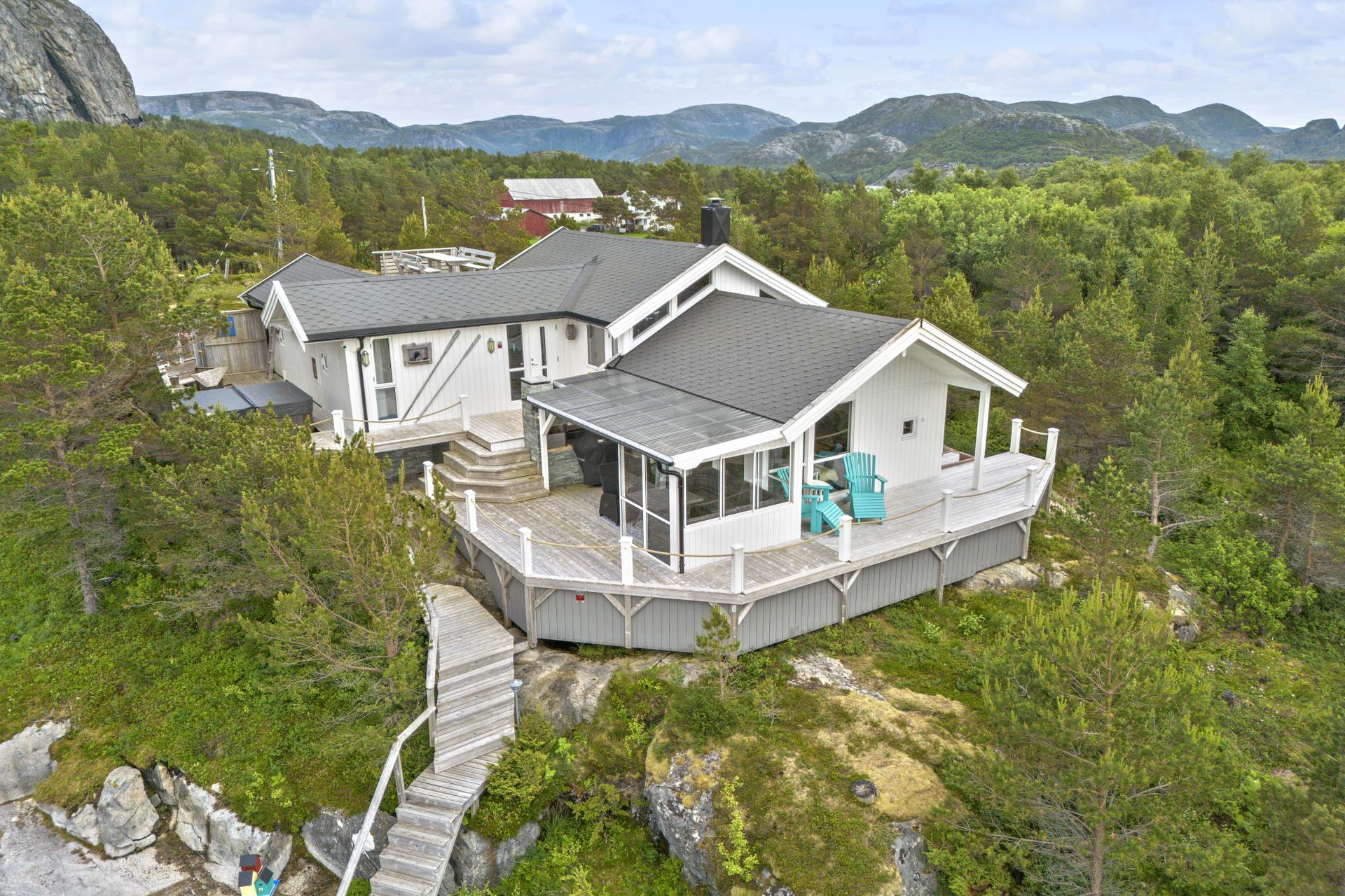 Velkommen til Glasøyvågen 2, presentert av EiendomsMegler1 v/Magnus Aasland. Foto: ELW Media (Espen Wåde). Bilde nummer 1 av 3