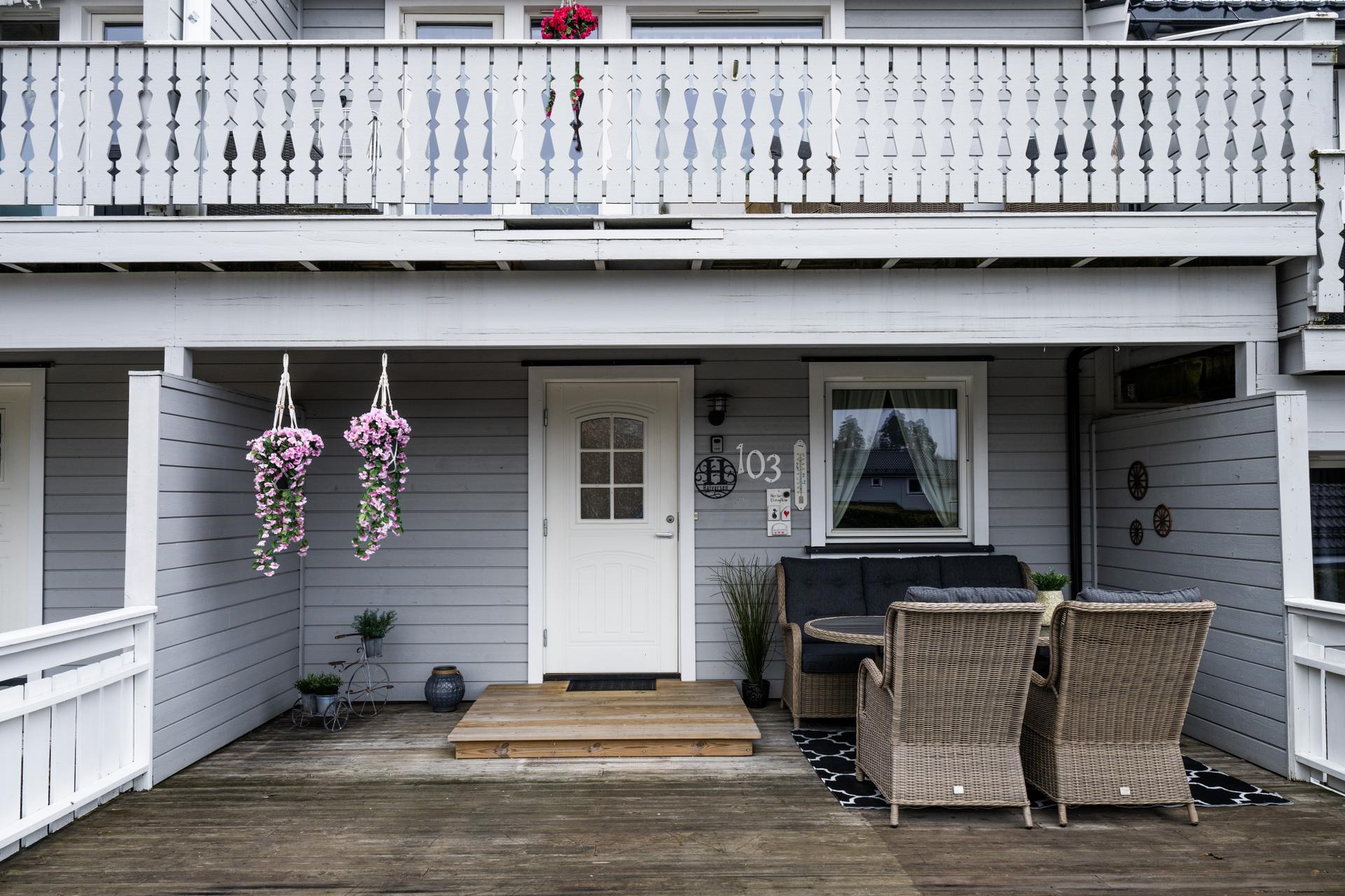 Terrasseplatting ved inngang . Bilde nummer 3 av 3